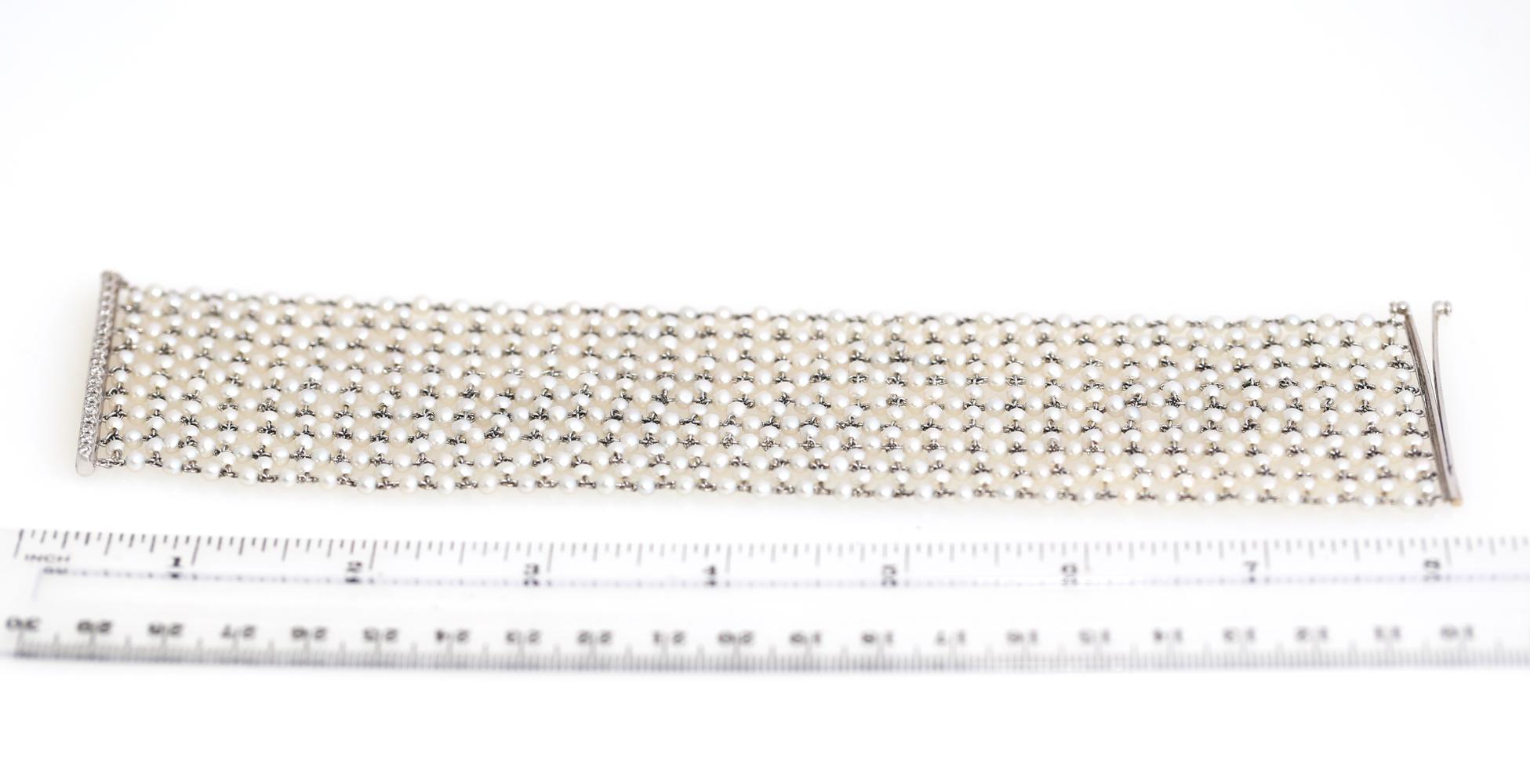 Fine Natural Pearl Samen Platin Armband mit einer Reihe von Diamanten. Aus einer großen Belle Époque um 1910. Durchbrochenes, hochflexibles Design mit Reihen von Saatperlen auf einem Platindraht, der Abschlussstab wird durch eine Reihe von Diamanten