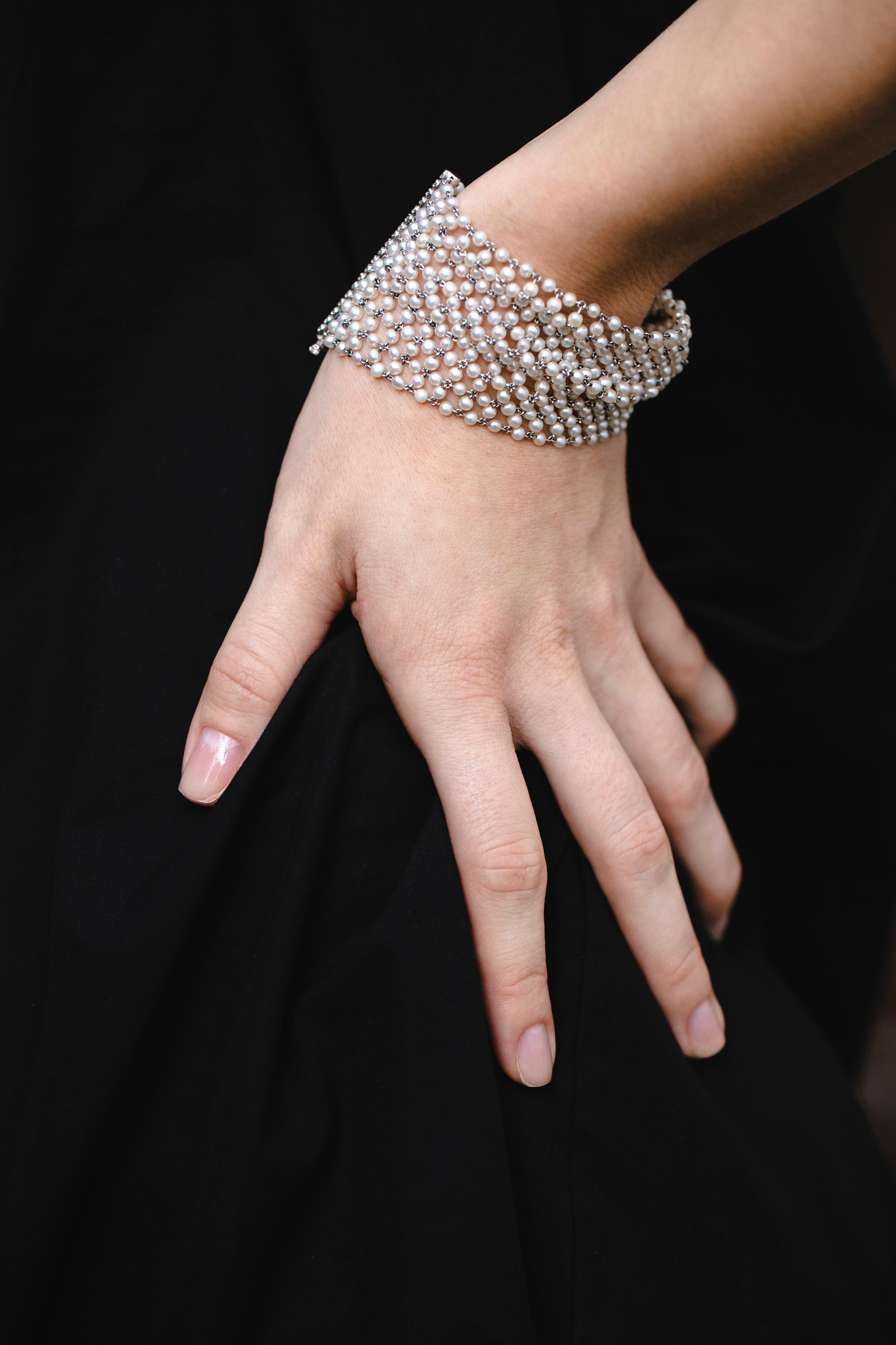 Fine Natural Pearl Samen Platin Armband mit einer Reihe von Diamanten. Aus einer großen Belle Époque um 1910. Durchbrochenes, hochflexibles Design mit Reihen von Saatperlen auf einem Platindraht, der Abschlussstab wird durch eine Reihe von Diamanten