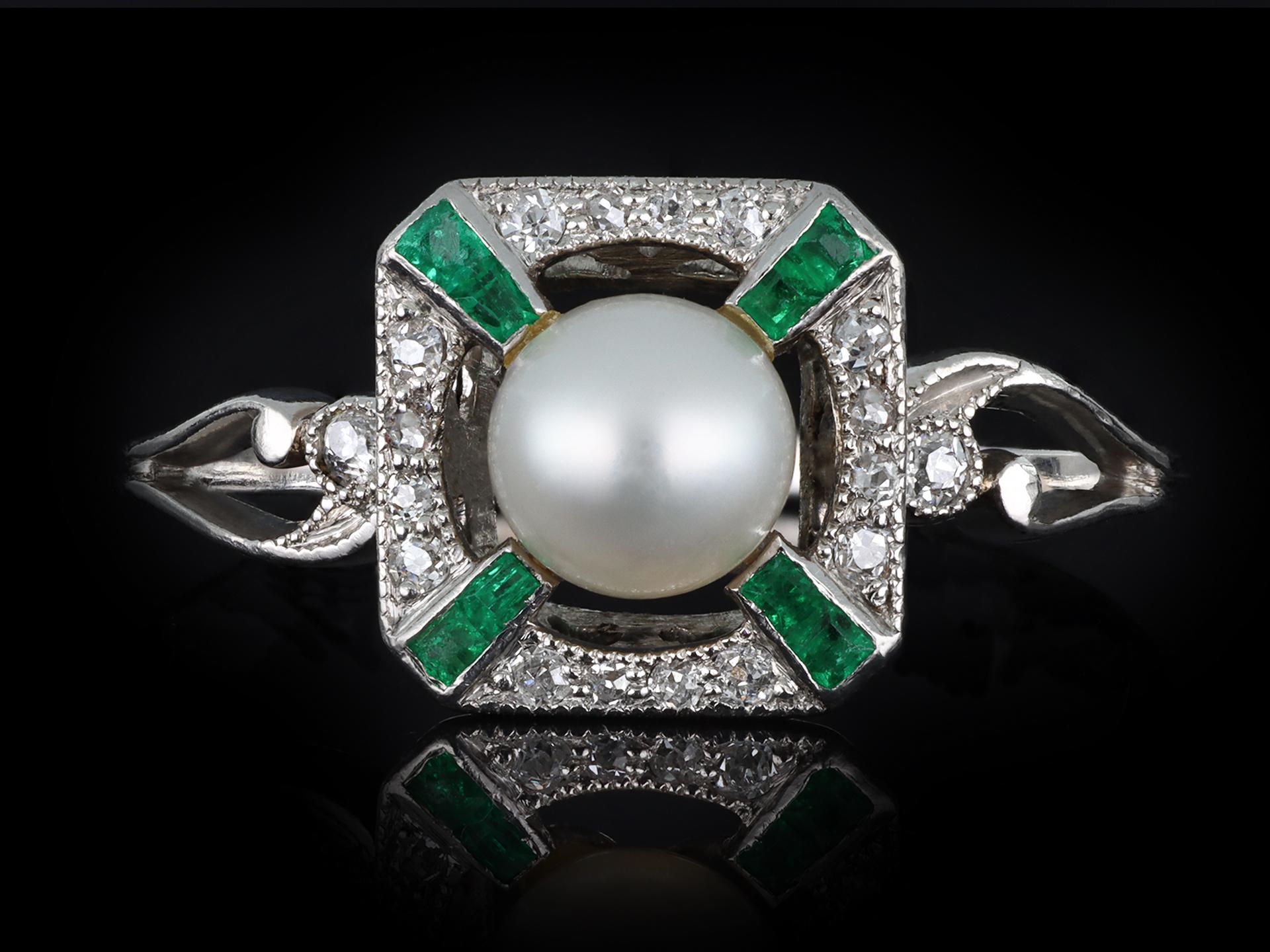 Taglio singolo Anello con perle naturali, smeraldi e diamanti, 1915 circa. in vendita