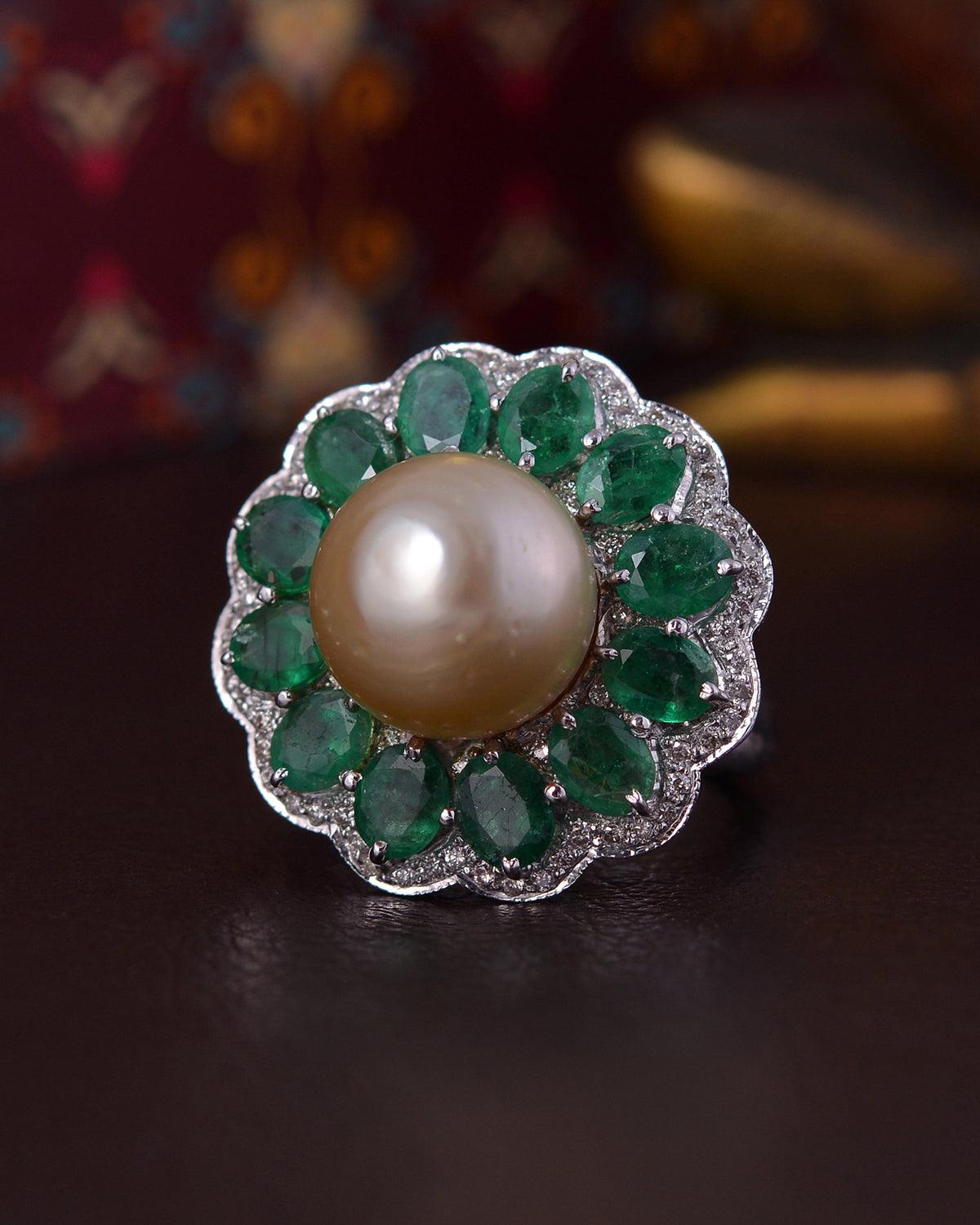Natürliche Perle & Smaragd Goldring in 18k (Zeitgenössisch) im Angebot