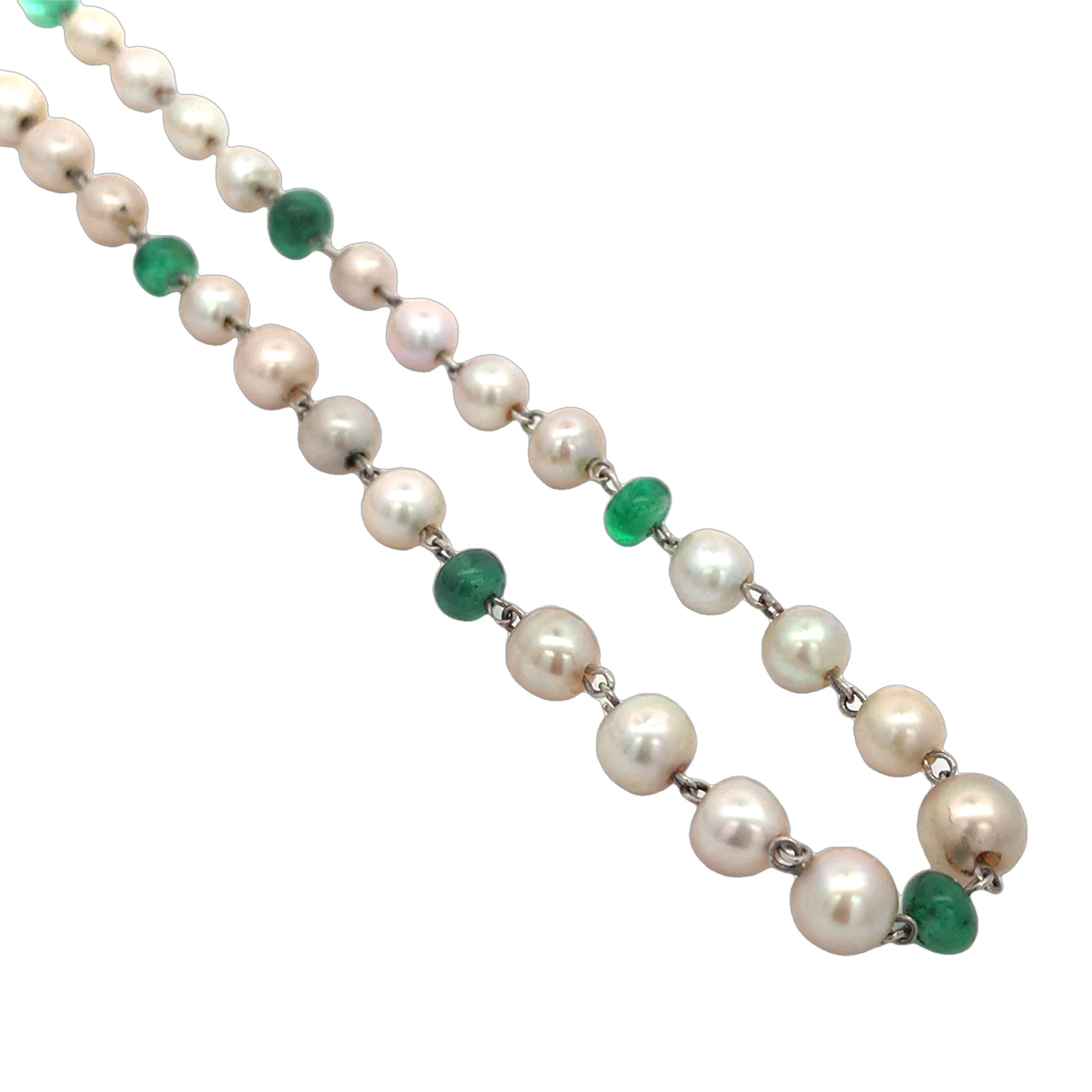 Questa collana è stata disegnata con perle selvatiche naturali e gemme verdi, per uno stile vintage ed elegante. Ogni perla emana un bagliore morbido e brillante, completato dalle gemme verdi brillanti che ne elevano la ricchezza e la consistenza