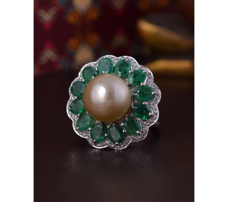 En vente :  Natural Pearl & Emerald Ring in 18k gold 2