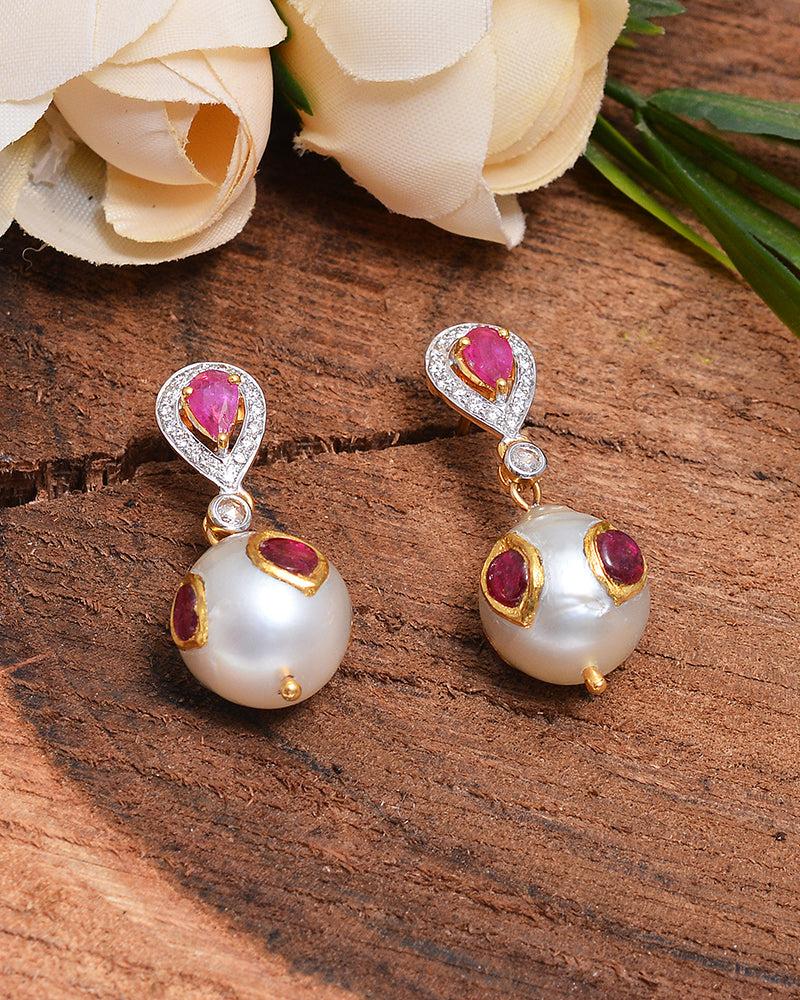 Contemporary Natural Pearl Gold Earrings in 18K For Sale