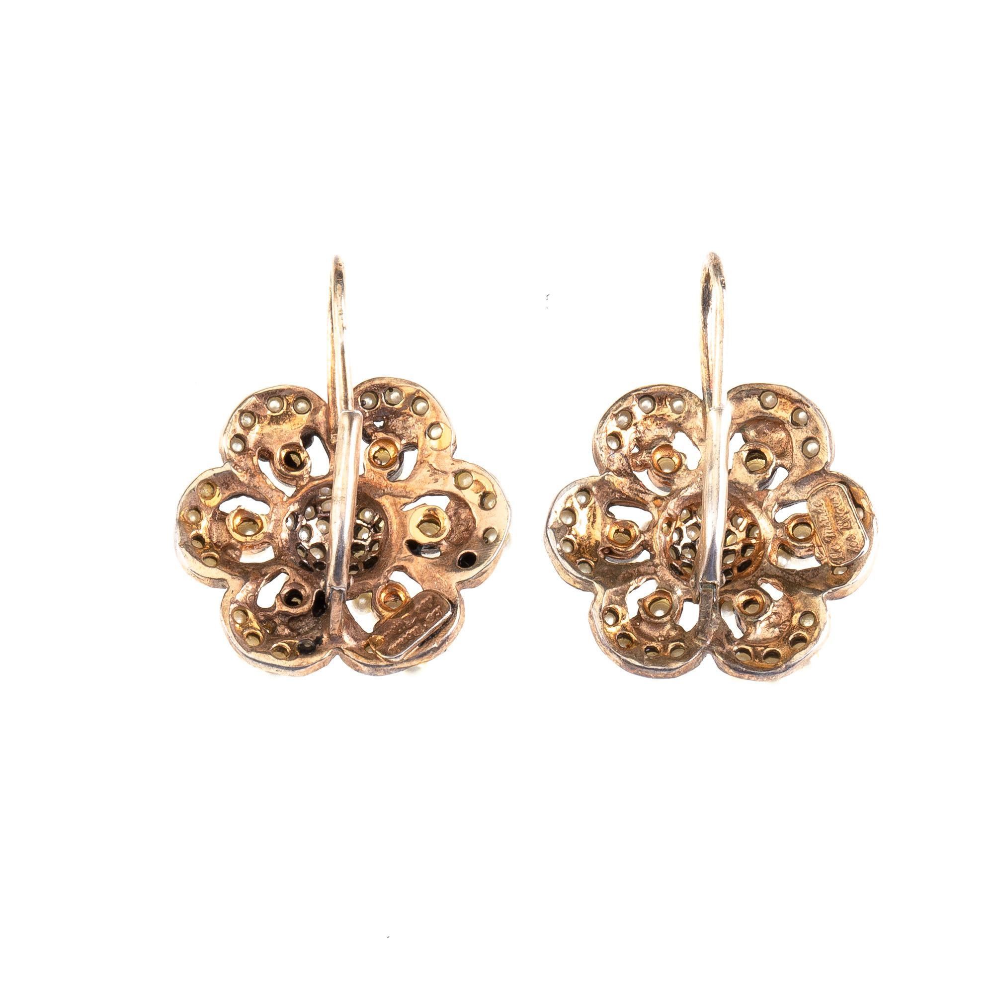 Natural Pearl Gold Silver Flower Earrings.
All Giulia Colussi jewelry is new and has never been previously owned or worn. Each item will arrive at your door beautifully gift wrapped in our boxes, put inside an elegant pouch or jewel box.
