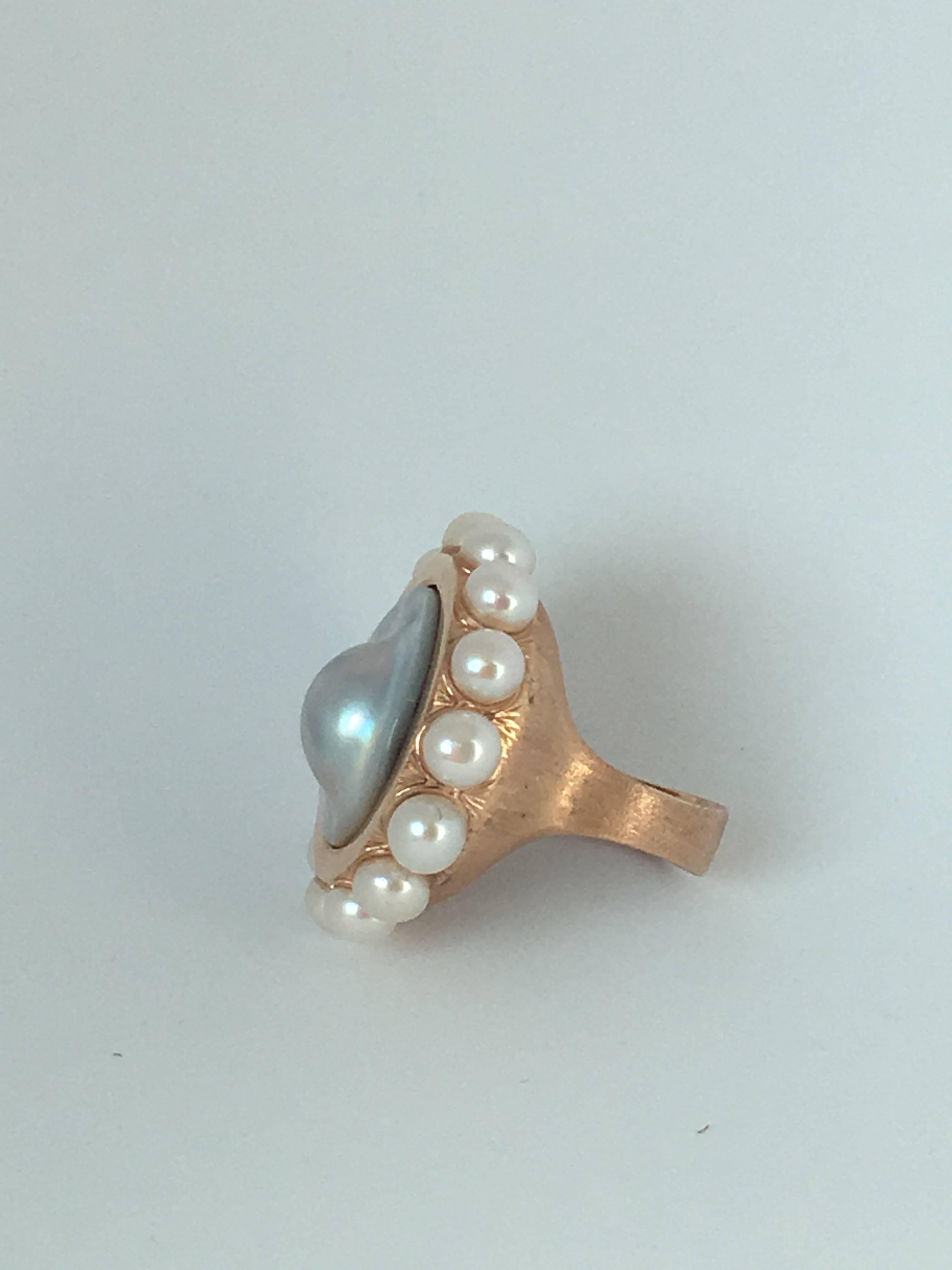 Natural white pearls, big grey iridescent mabè pearl rose gold gr. 18,10.
Size 14.Total weight 23 gr.
Very nice and fine decoration on the side.
All Giulia Colussi jewelry is new and has never been previously owned or worn. Each item will arrive at