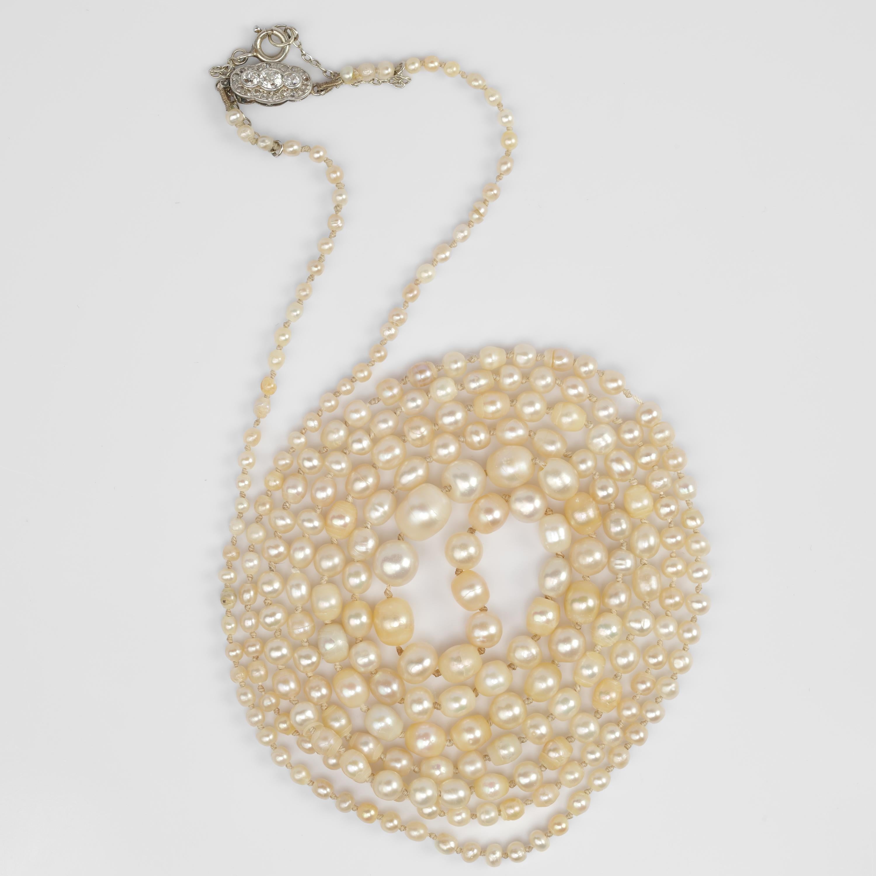 A devastatingly beautiful –and equally rare– strand of natural saltwater pearls measuring 43