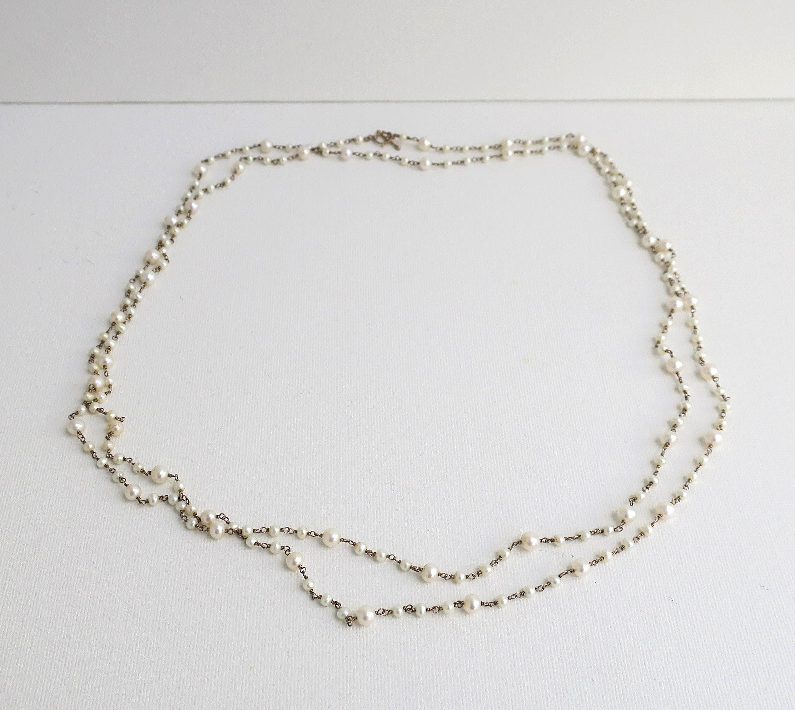 Una vera collana di perle d'acqua dolce bianche, con 175 perle vere, con diverse opzioni di lunghezza, nello stile di Chanel. La collana ha un totale di 175 vere perle d'acqua dolce bianche naturali su una catena in ottone dorato con chiusura ad