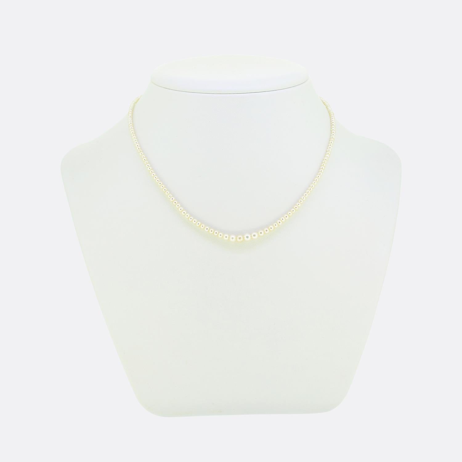 Ecco un'elegante collana con un unico filo di perle bianche naturalmente brillanti, ognuna accuratamente selezionata per la sua superficie liscia e la sua lucentezza. Le perle sono infilate in modo uniforme e graduano collettivamente le dimensioni