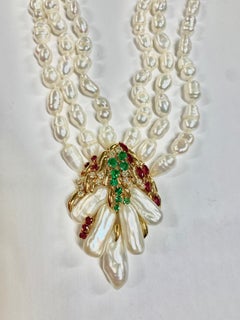 Collier à trois rangs de perles naturelles avec émeraudes, rubis et diamants