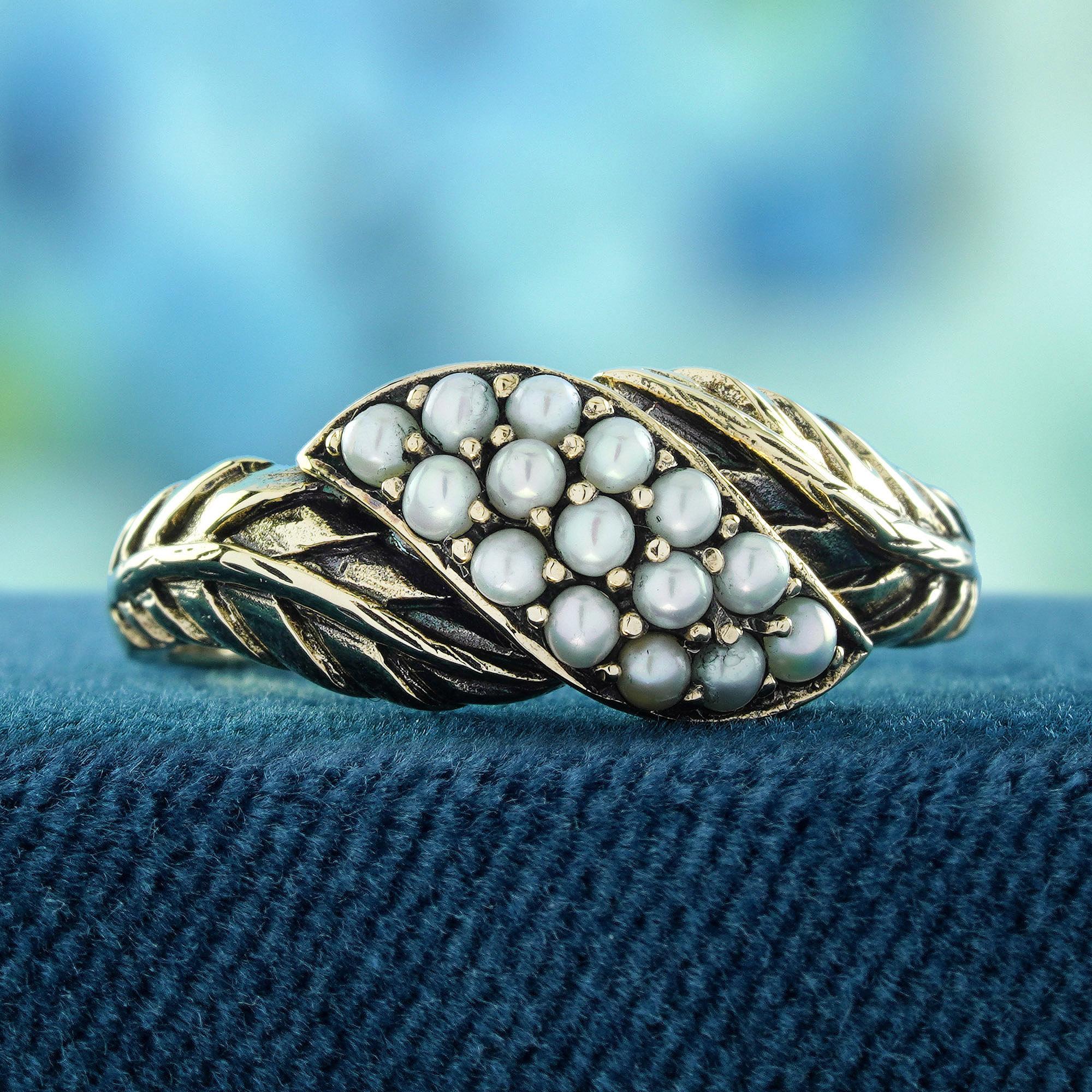 La bague à fleurs et à feuilles d'inspiration vintage met en valeur une superbe grappe naturelle de perles blanches rondes qui rehausse l'élégance générale de la pièce. Serti dans un badge en or jaune étincelant. Cette bague enchanteresse