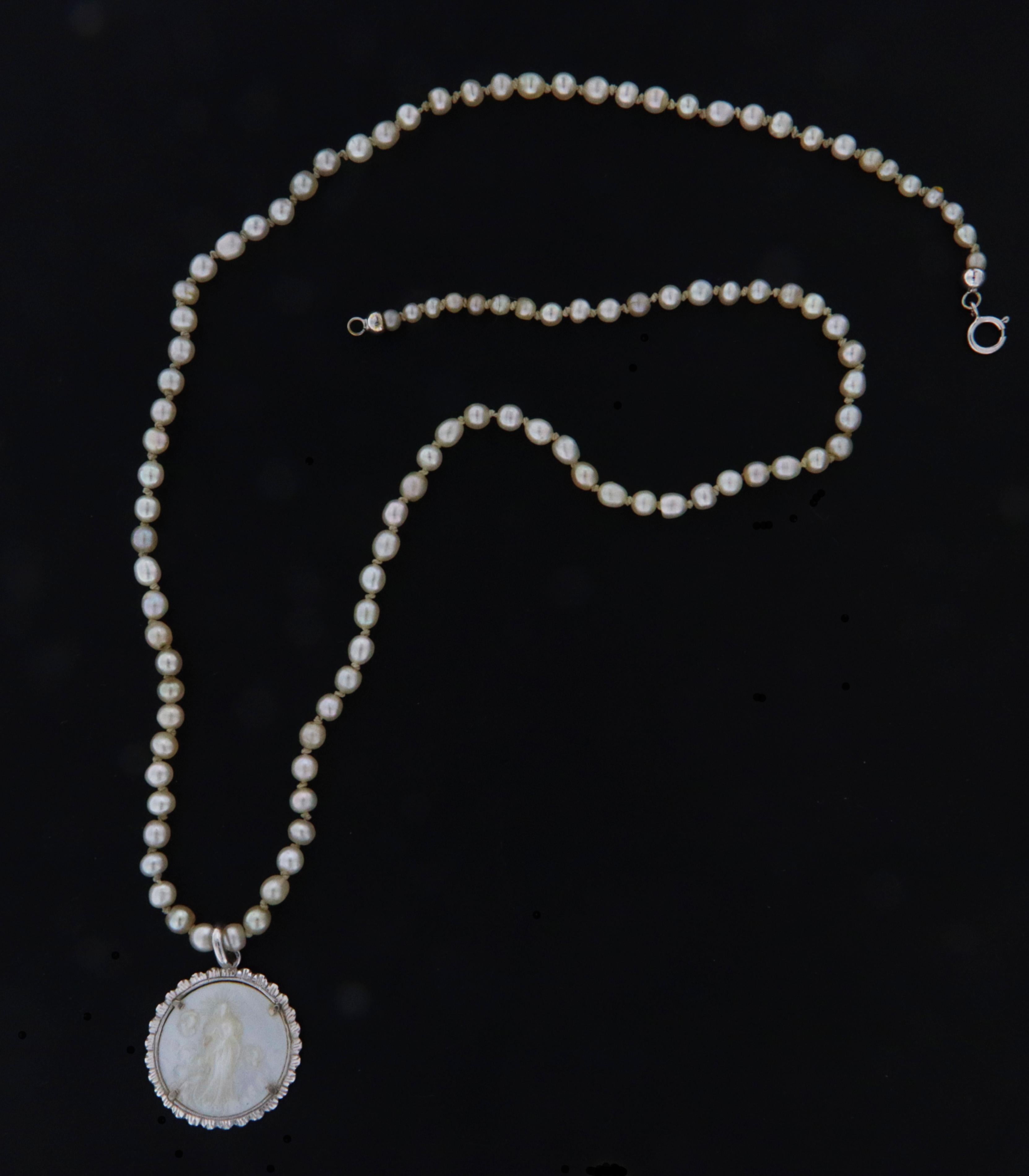 Natural Pearls 18 Karat White Gold Pendant Necklace In New Condition For Sale In Marcianise, IT