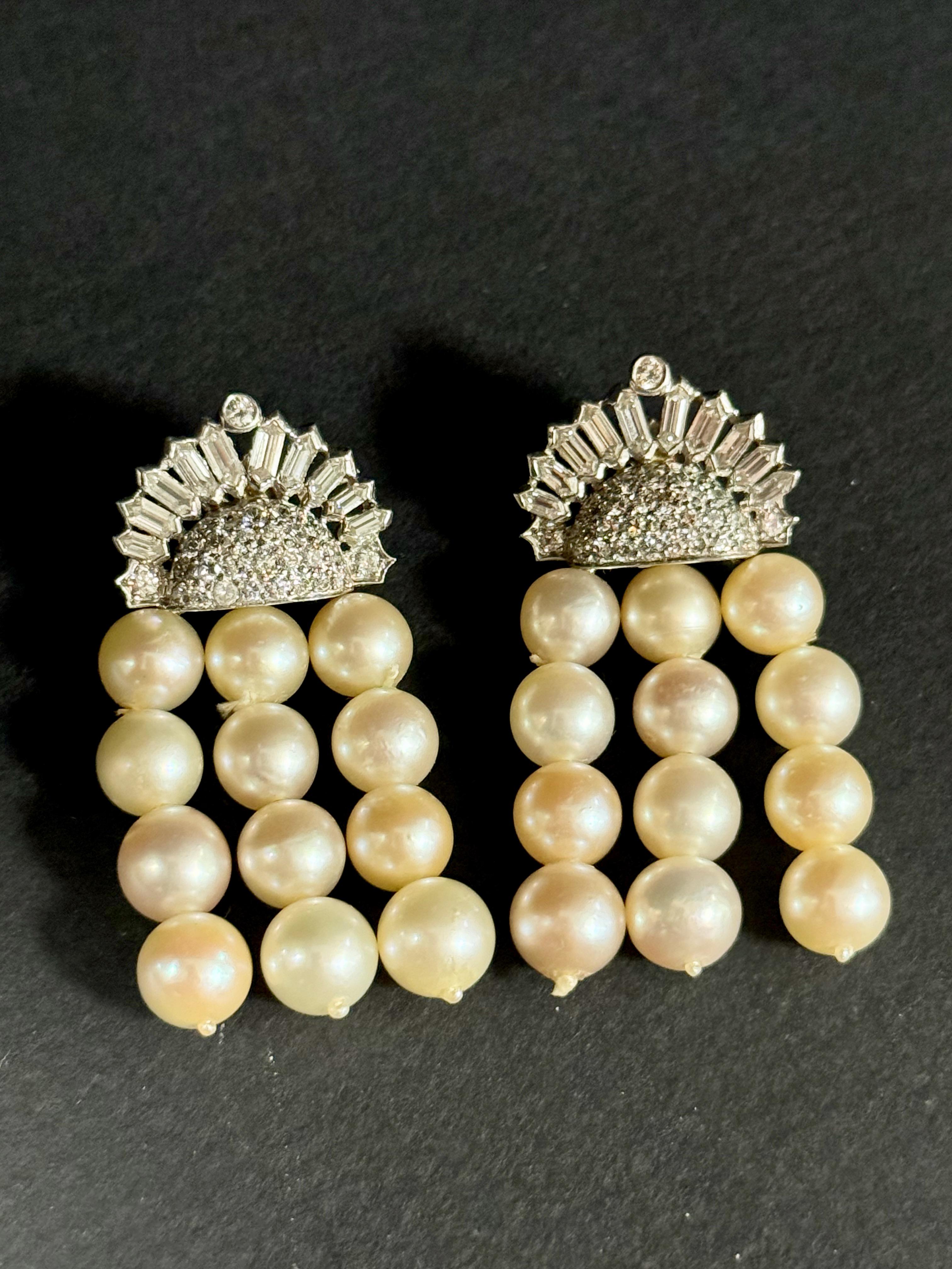 Orecchini pendenti con perle naturali e diamanti degli anni '80 circa. 
Gli orecchini hanno un mix di diamanti rotondi e baguette, con un taglio moderno. Sono montati su oro grigio 18k. Il peso totale dei diamanti è di circa 1,5 carati. 
Ci sono 3