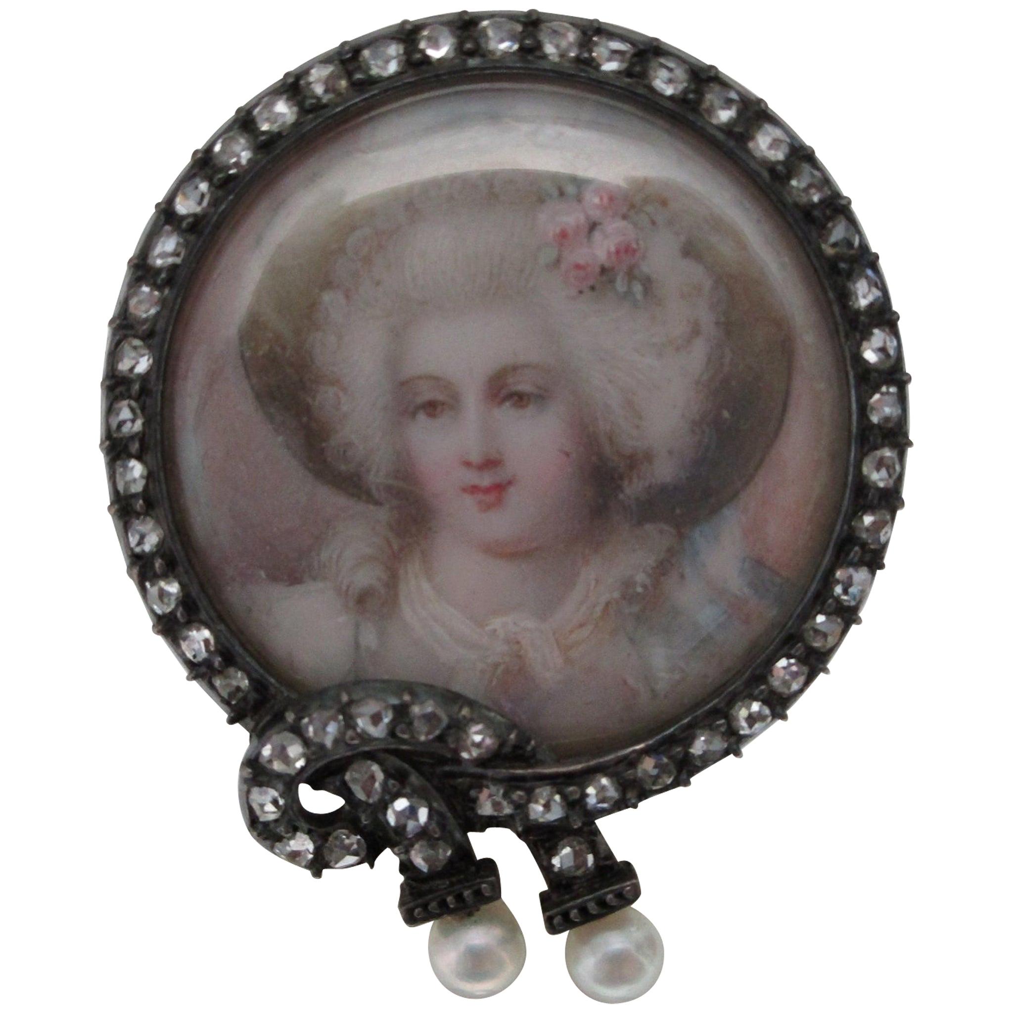 Natürliche Perlen und Diamanten im Rosenschliff auf einer Portraitnadel, Silber über Gold bemalt