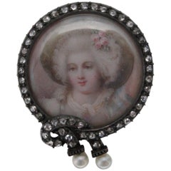 Épingle portrait peinte en argent sur or avec perles naturelles et diamants taille rose sur perle