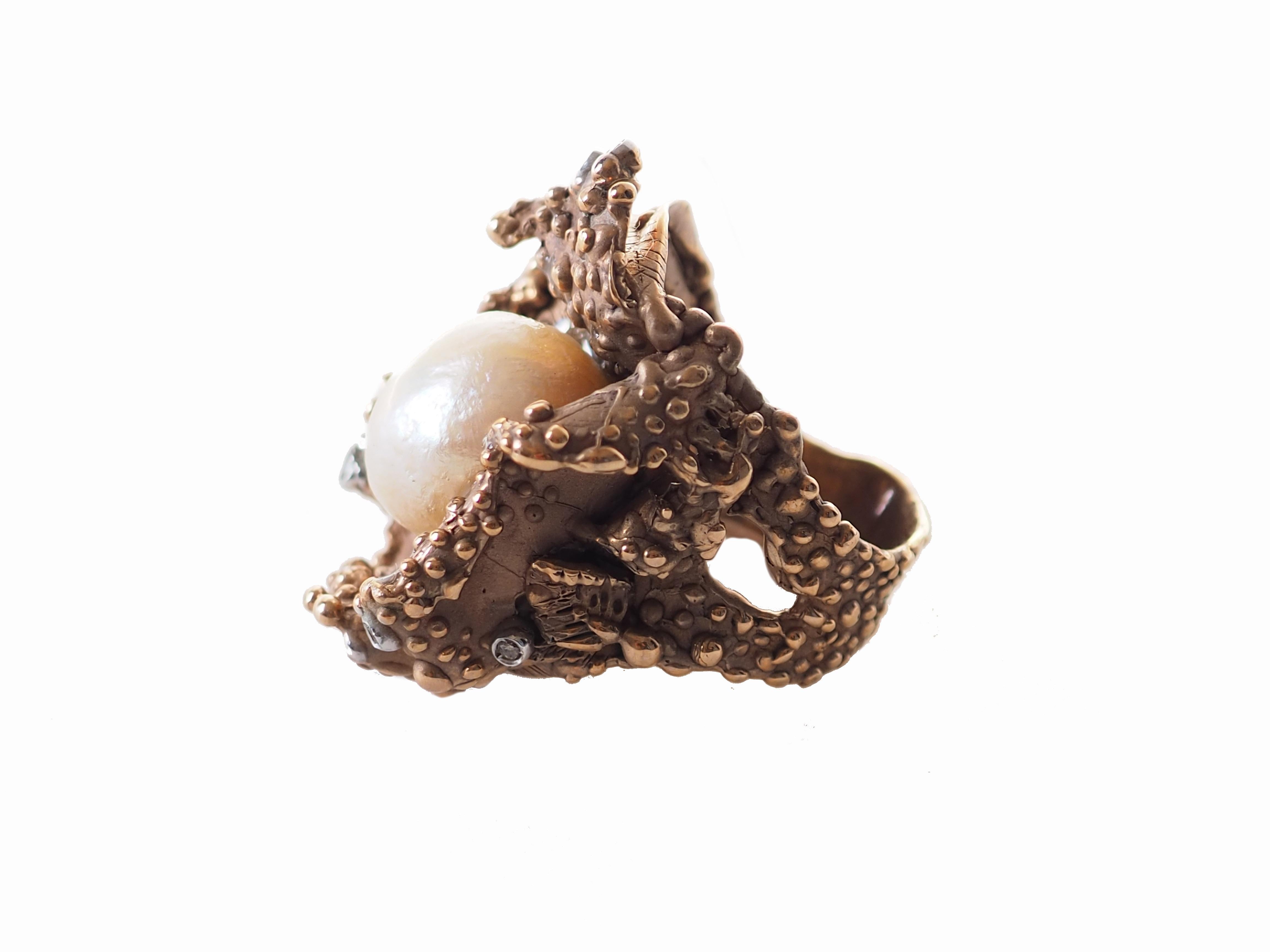 Artisan Bague en bronze avec perles naturelles et diamants en vente