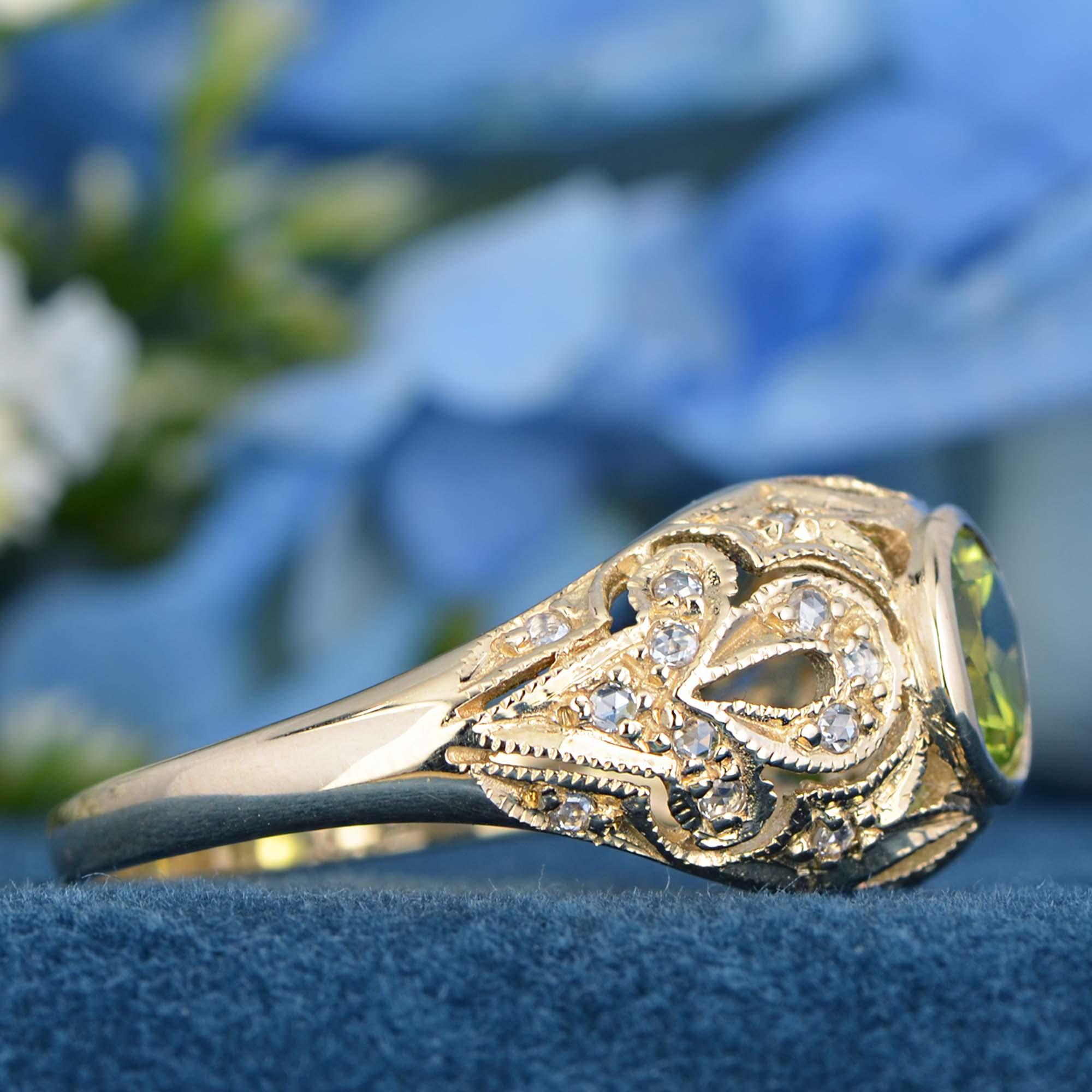 Filigraner Ring aus massivem 9 Karat Gold mit natürlichem Peridot und Diamant im Vintage-Stil mit Blumenmuster (Rundschliff) im Angebot