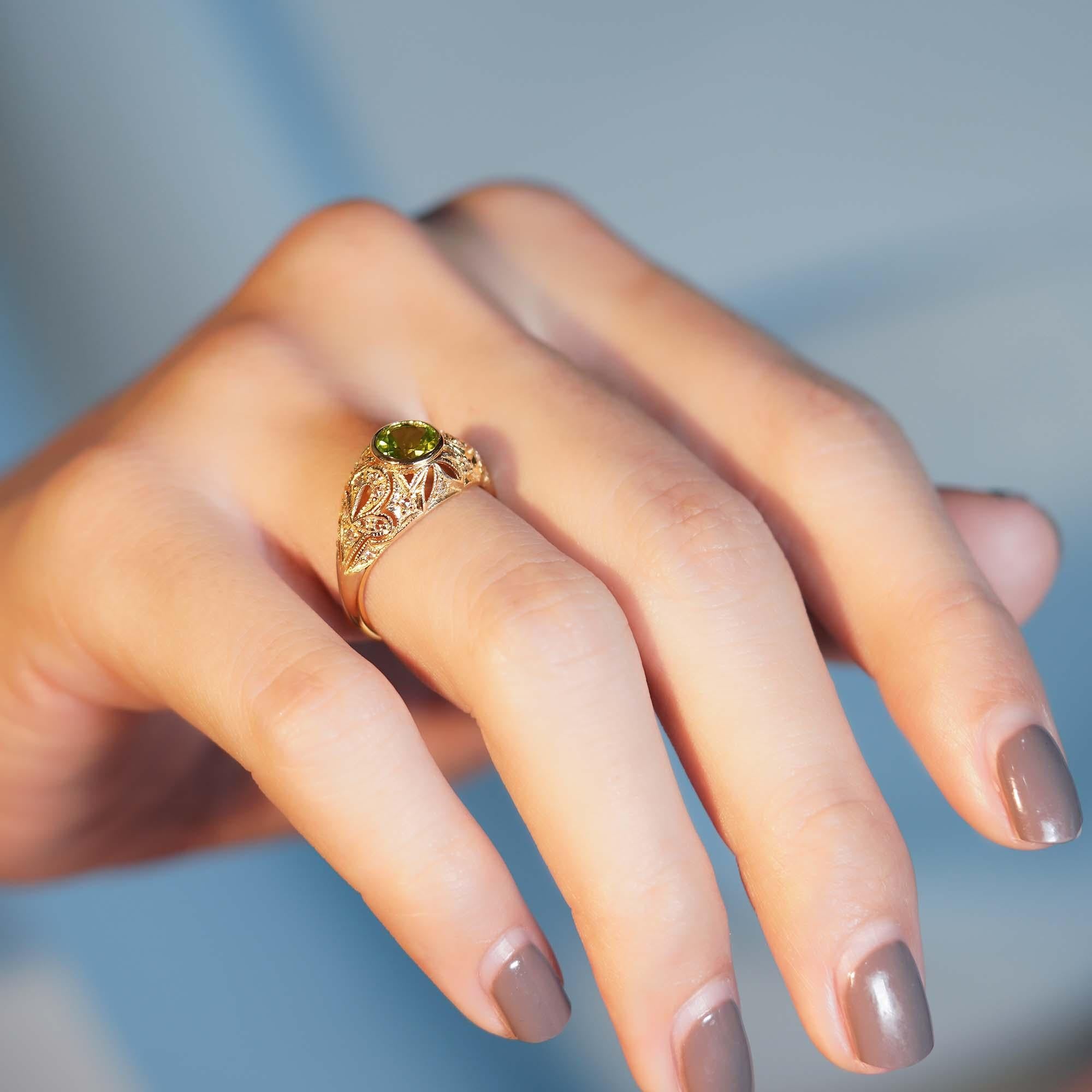 Filigraner Ring aus massivem 9 Karat Gold mit natürlichem Peridot und Diamant im Vintage-Stil mit Blumenmuster im Angebot 1