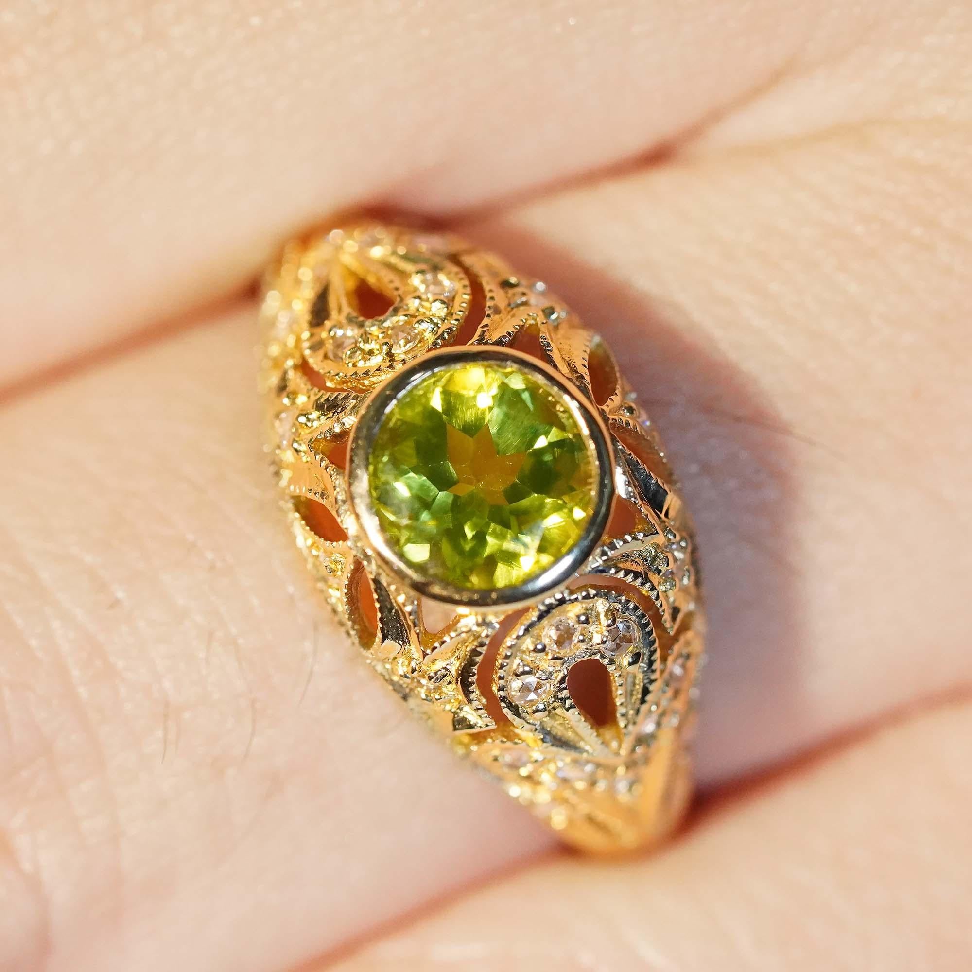 Filigraner Ring aus massivem 9 Karat Gold mit natürlichem Peridot und Diamant im Vintage-Stil mit Blumenmuster im Angebot 3