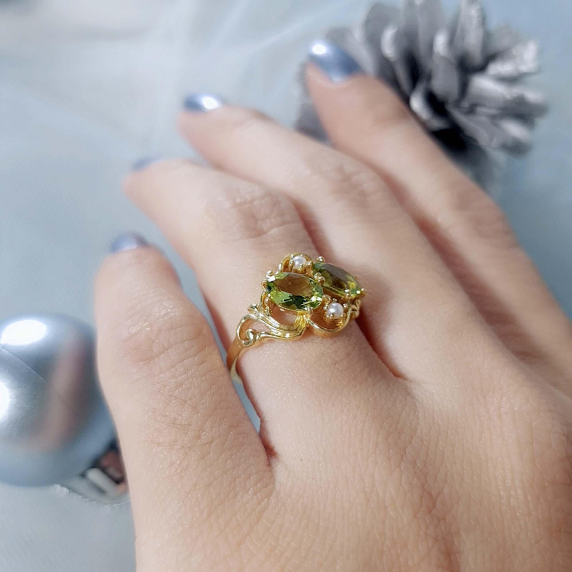 Im Angebot: Duo-Cluster-Ring aus massivem 9 Karat Gelbgold mit natürlichem Peridot und Perle im Vintage-Stil () 10