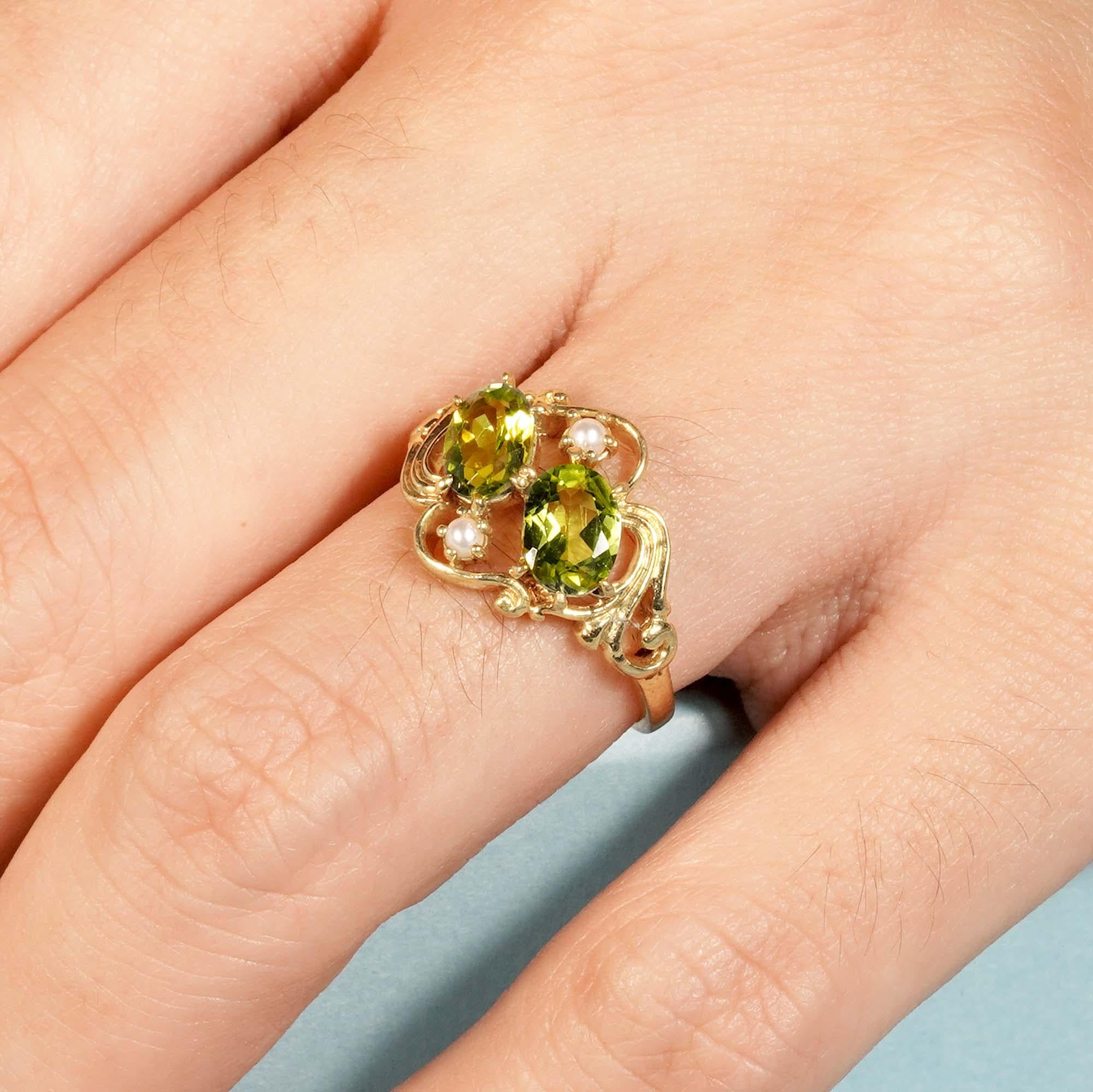 Im Angebot: Duo-Cluster-Ring aus massivem 9 Karat Gelbgold mit natürlichem Peridot und Perle im Vintage-Stil () 13