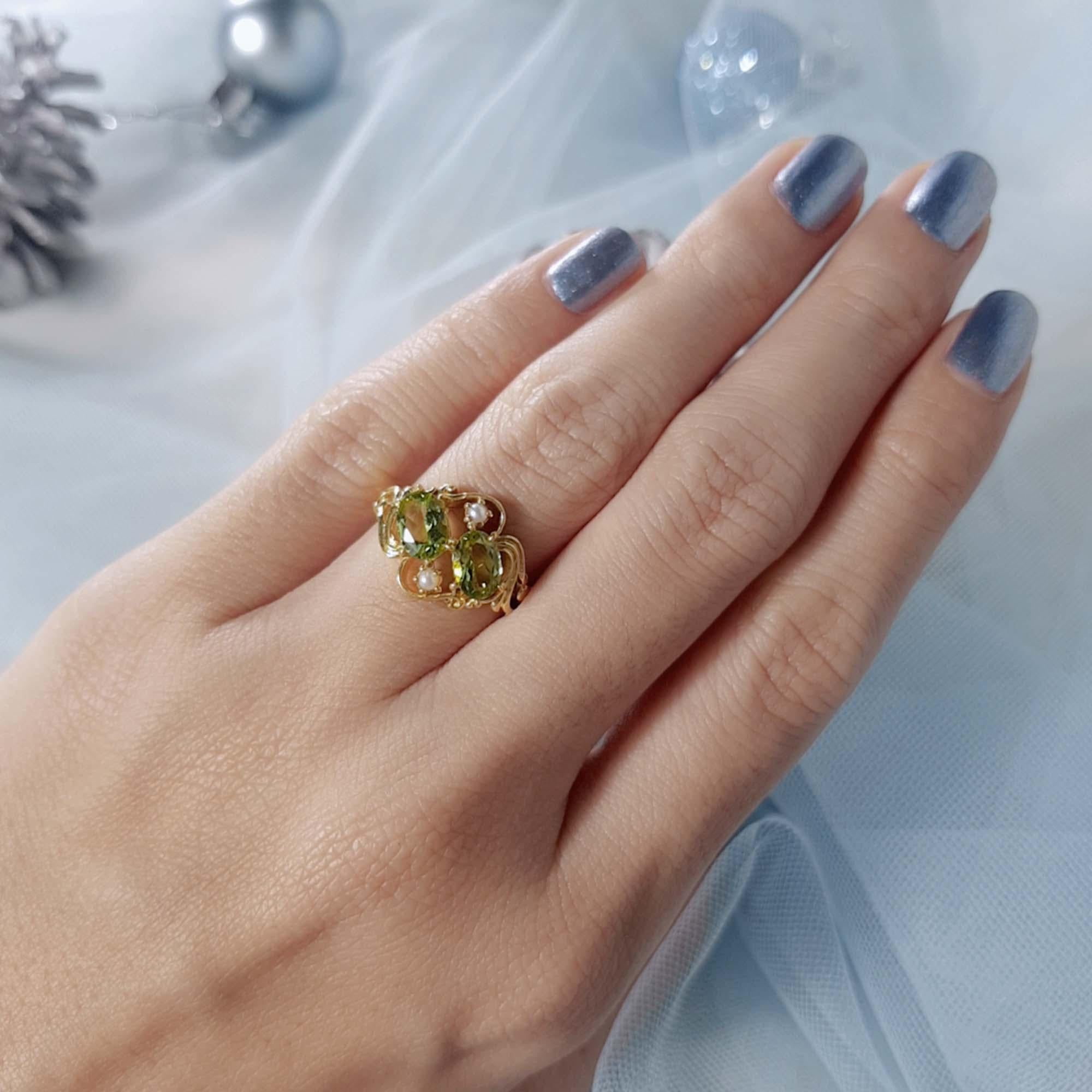 Duo-Cluster-Ring aus massivem 9 Karat Gelbgold mit natürlichem Peridot und Perle im Vintage-Stil () 7