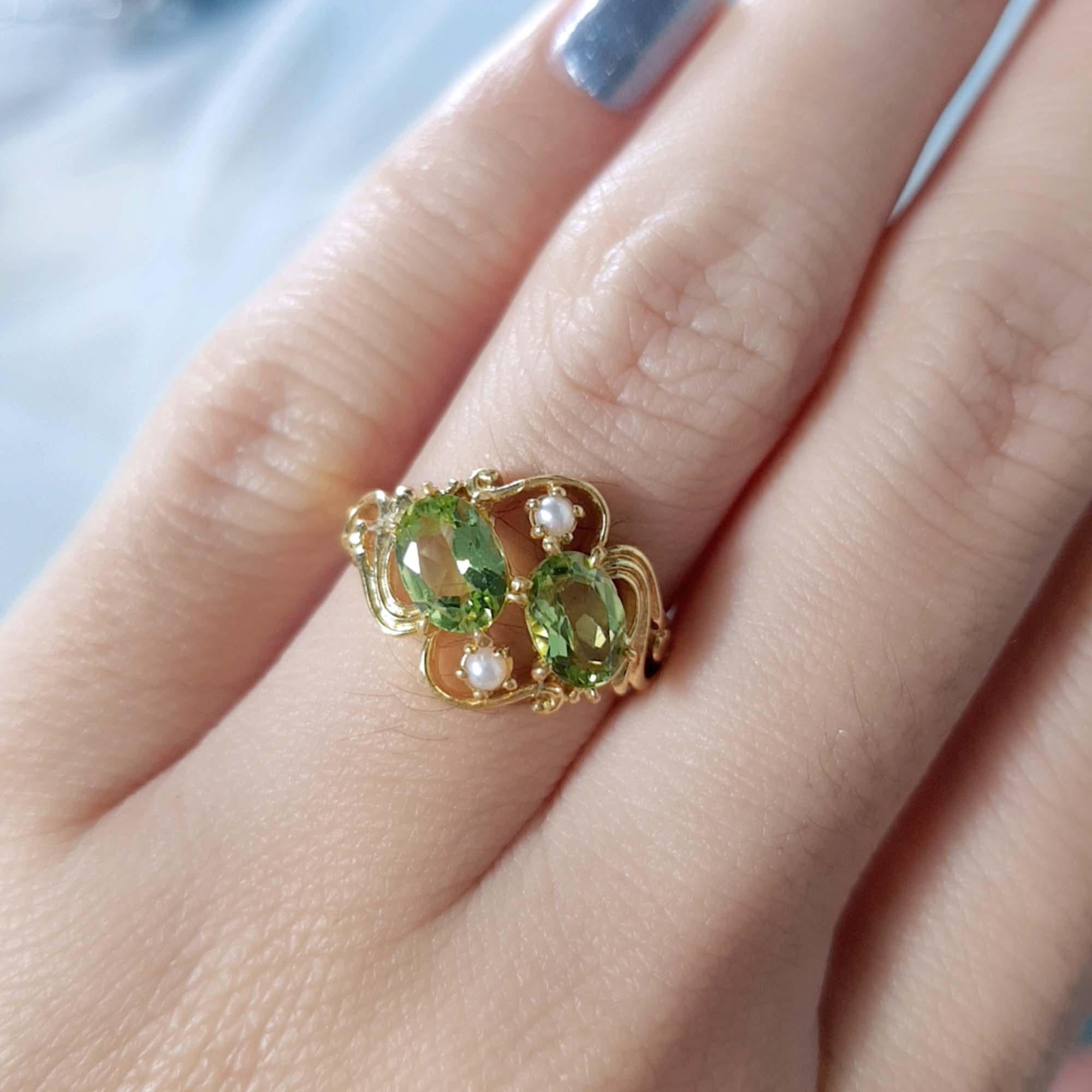 Duo-Cluster-Ring aus massivem 9 Karat Gelbgold mit natürlichem Peridot und Perle im Vintage-Stil () 8