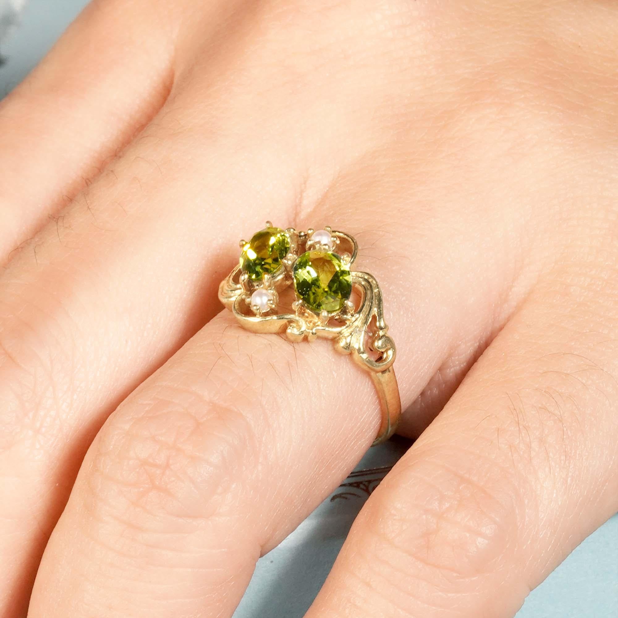 Bague grappe duo de style vintage en or jaune massif 9 carats, péridot naturel et perle en vente 2