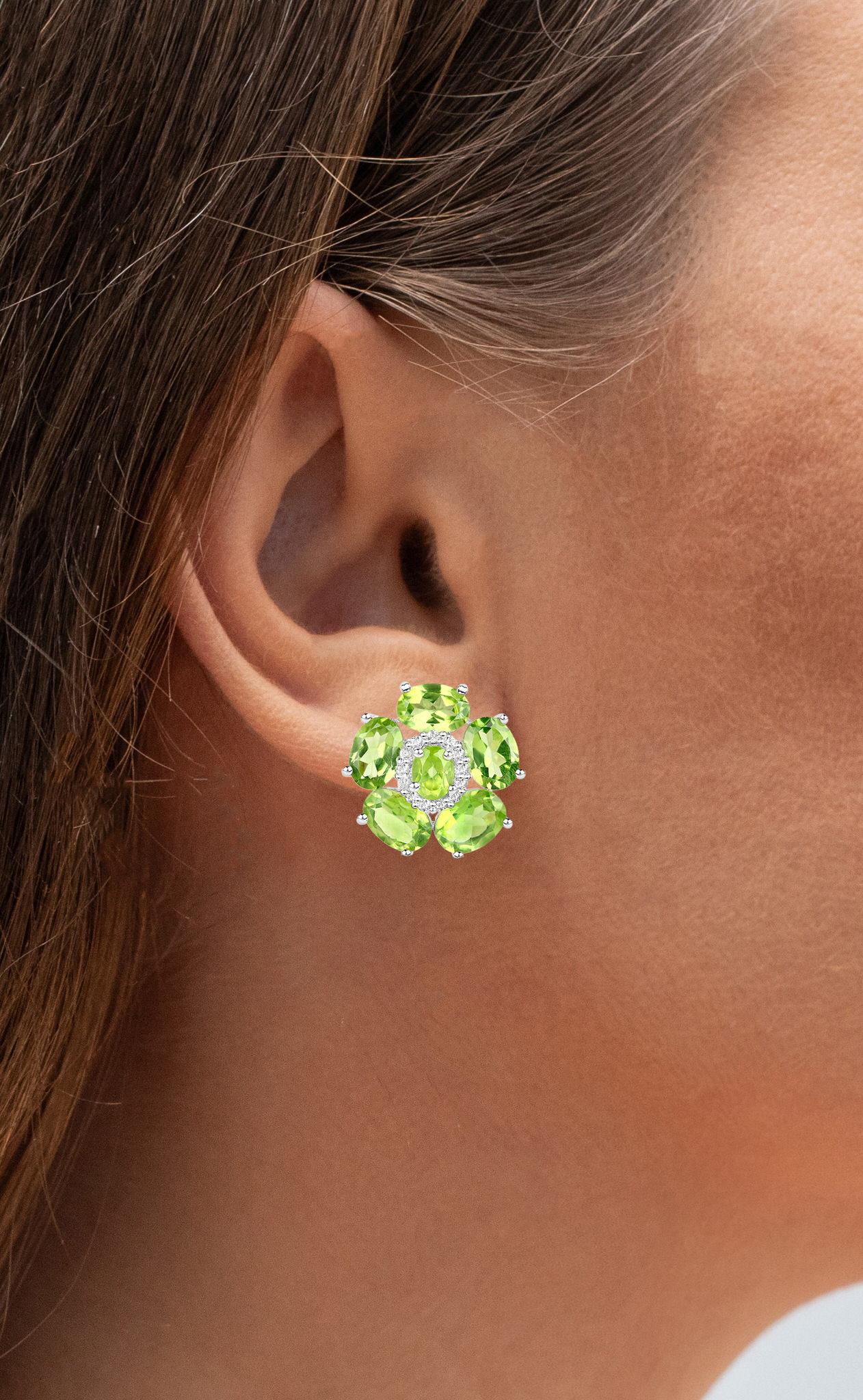 It comes with the Gemological Appraisal by GIA GG/AJP
All Gemstones are Natural
12 Peridots = 9.00 Carats
26 White Topazes = 0.30 Carats
Metal: 18K White Gold Plated Sterling Silver
Post With Friction Back
Dimensions: 17.3 mm