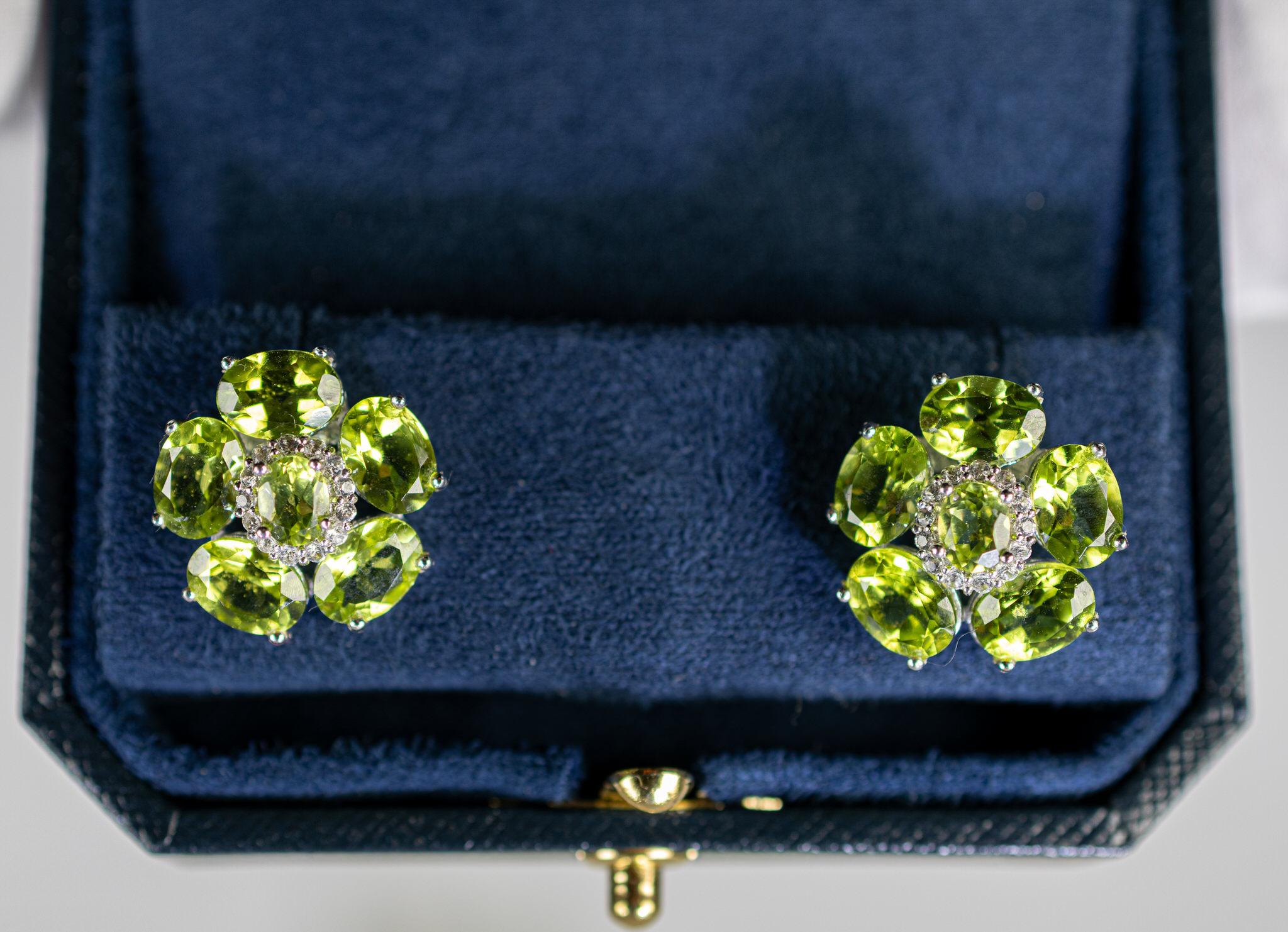 It comes with the Gemological Appraisal by GIA GG/AJP
All Gemstones are Natural
12 Peridots = 9.00 Carats
26 White Topazes = 0.30 Carats
Metal: 18K White Gold Plated Sterling Silver
Post With Friction Back
Dimensions: 17.3 mm