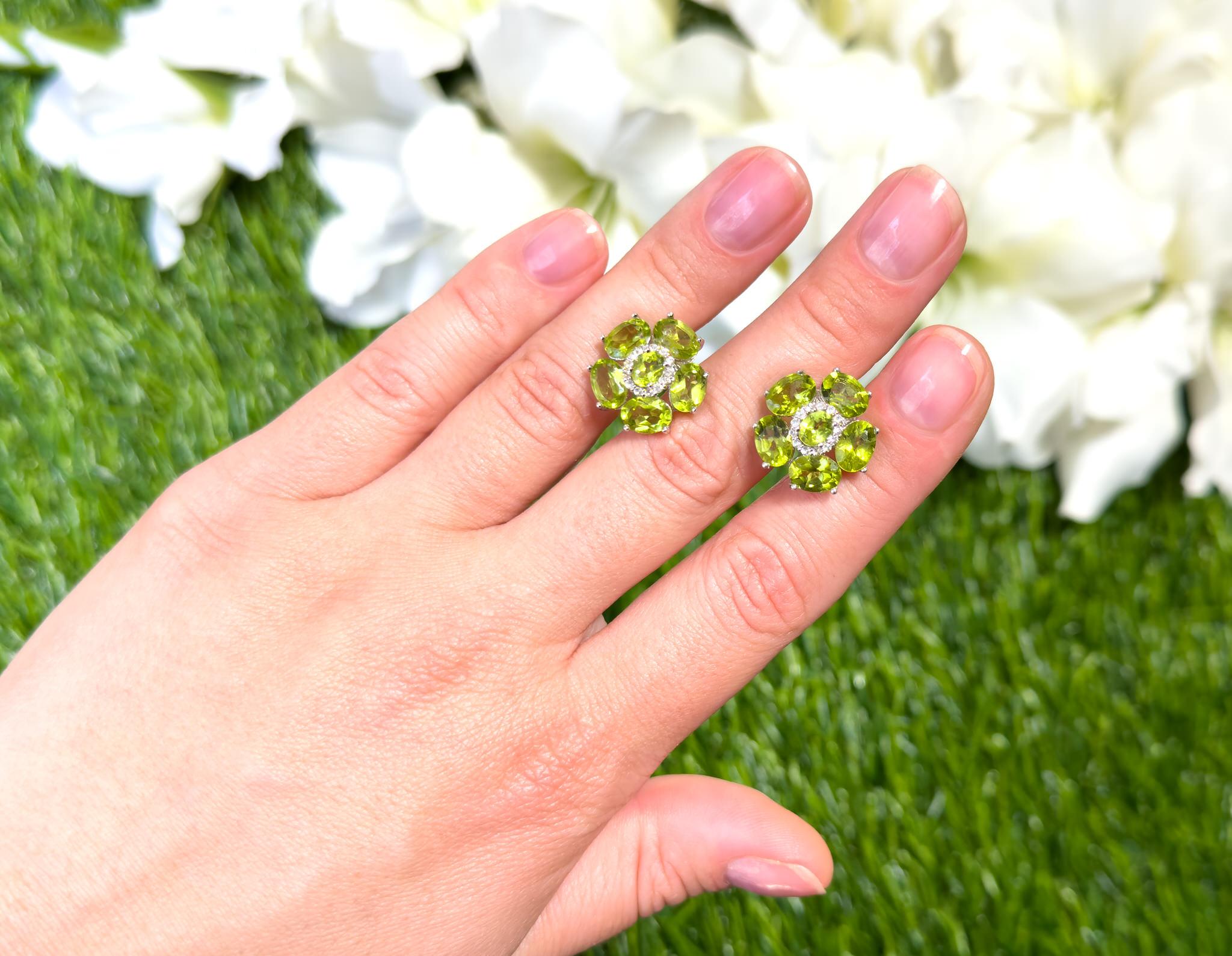 Contemporary Natural Peridot and White Topaz Floral Earrings 9.3 Carats For Sale