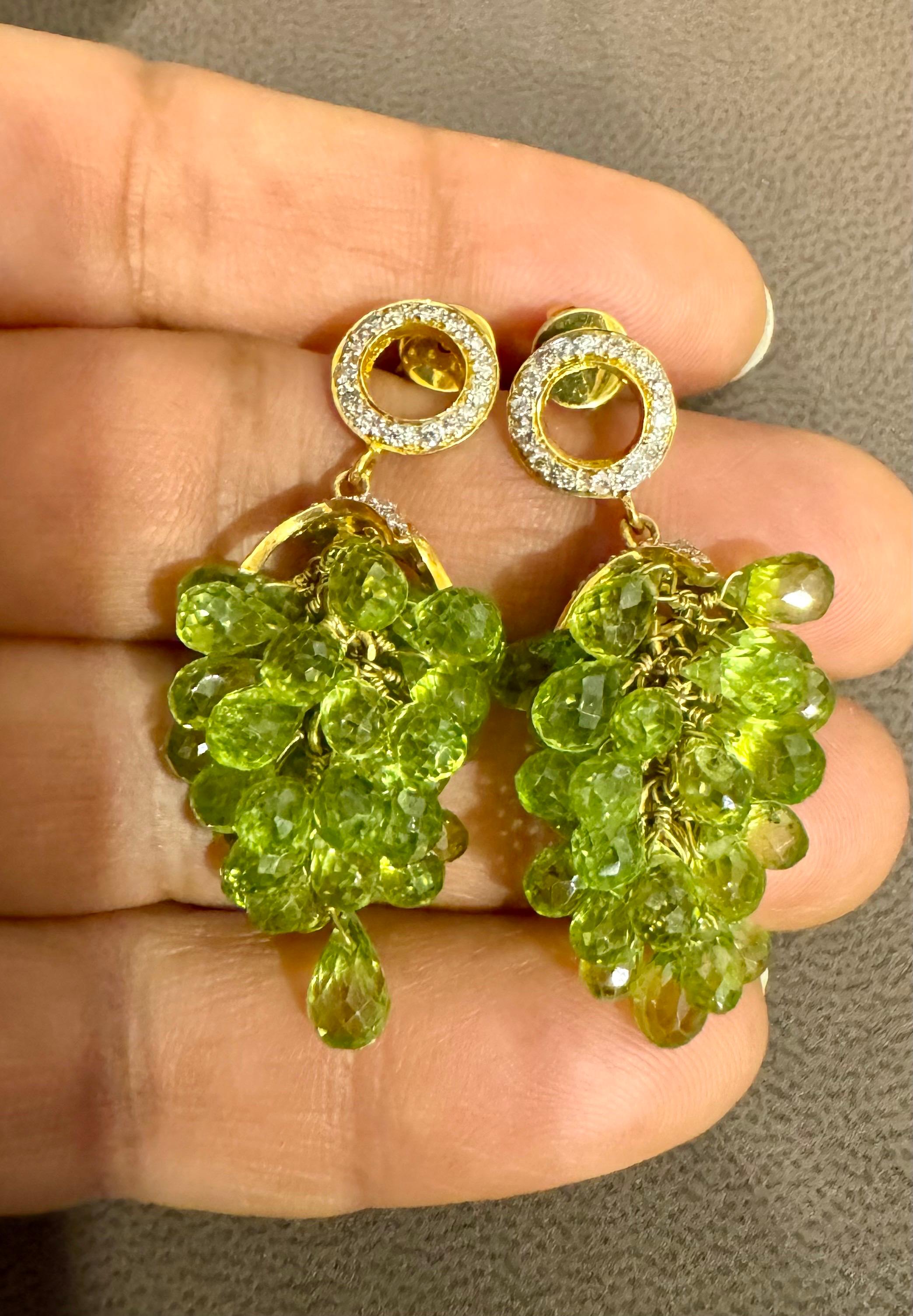 Pendants d'oreilles en or jaune 18 carats avec briolette de péridots naturels et diamants en vente 4