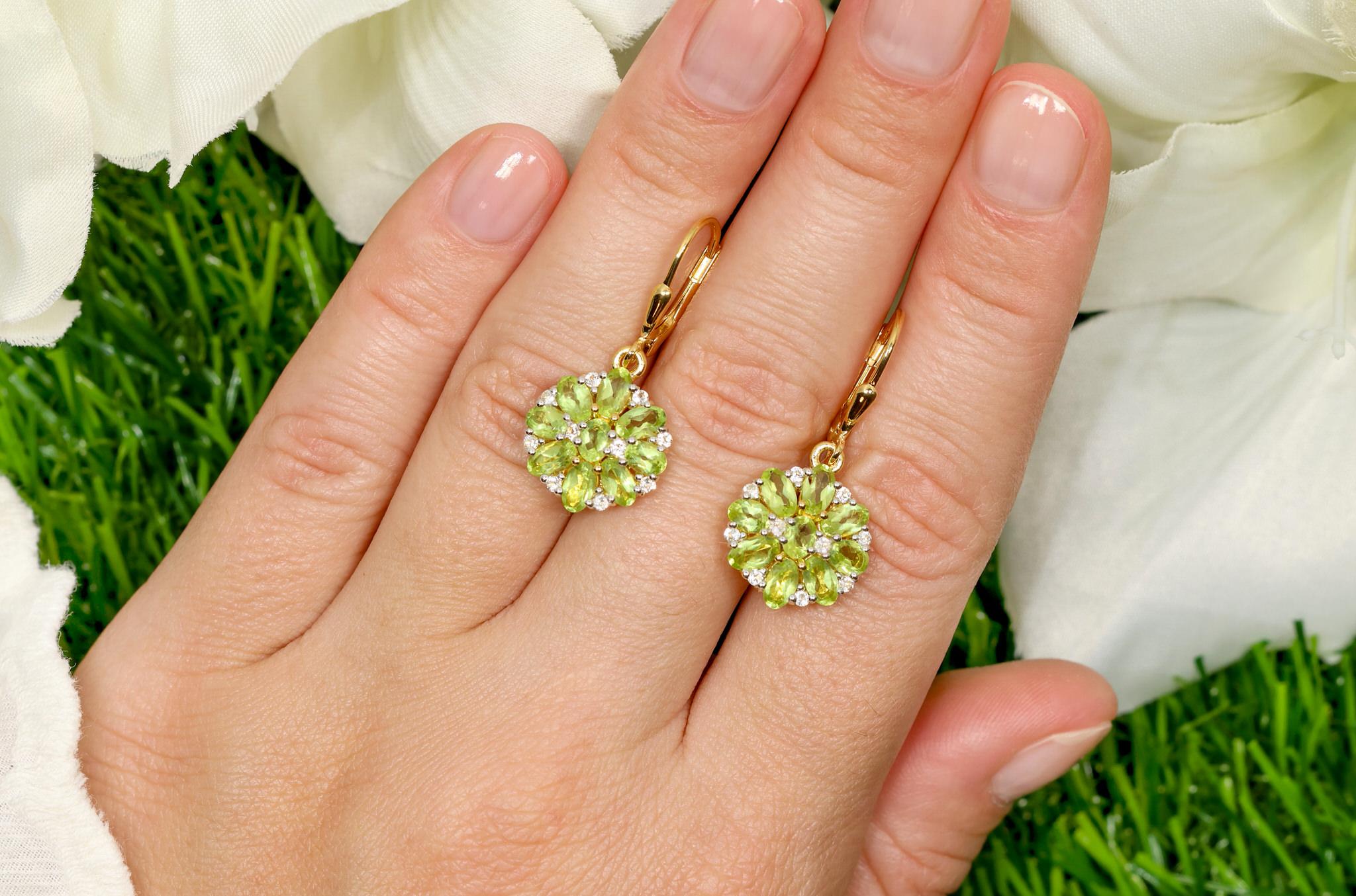 It comes with the Gemological Appraisal by GIA GG/AJP
All Gemstones are Natural
18 Peridots = 3.80 Carats
20 White Topazes = 0.40 Carats
Metal: 18K Yellow Gold Plated Sterling Silver
Dimensions: 31 x 14 mm
