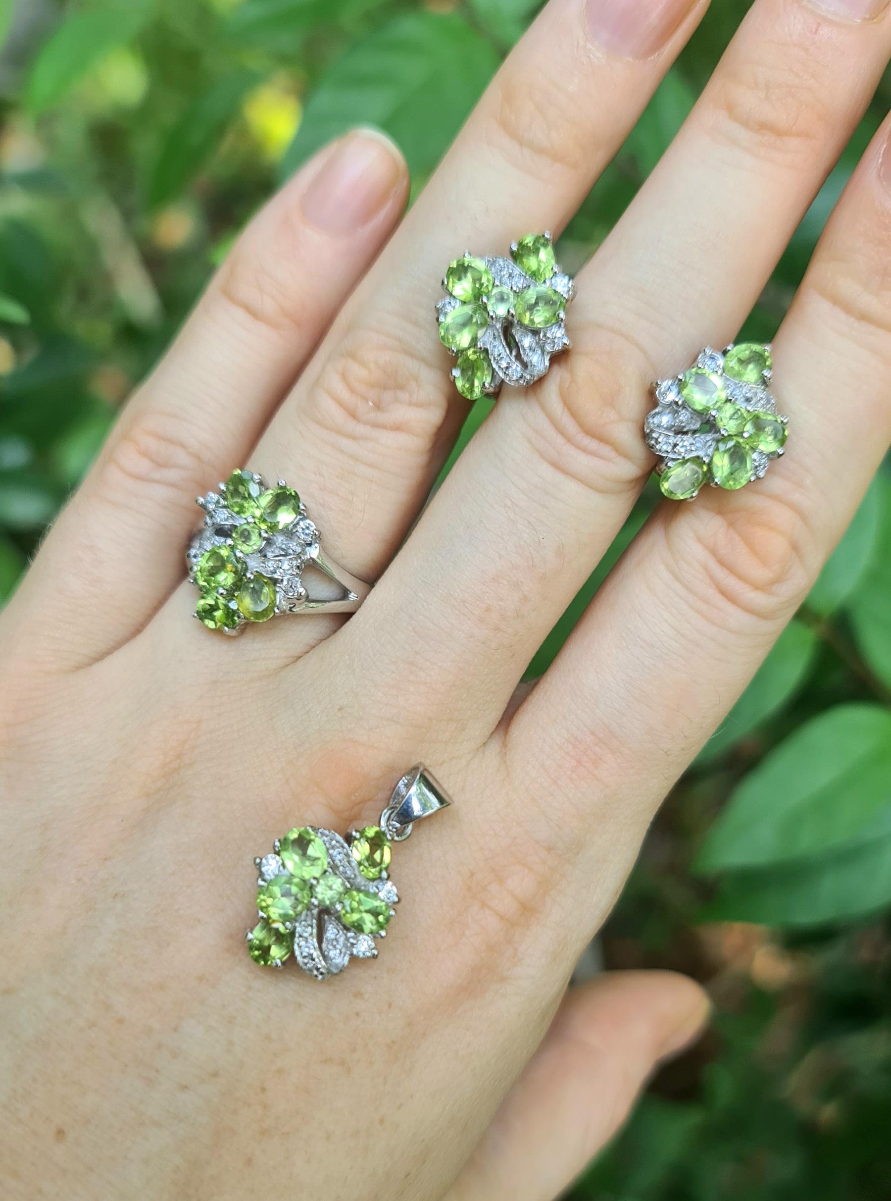 Round Cut Natural Peridot Cubic Zirconia .925 Sterling Silver Rhodium Plated Ring For Sale