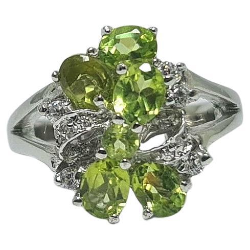 Natürlicher natürlicher Peridot kubischer Zirkonia .925 Sterlingsilber rhodinierter Ring im Angebot