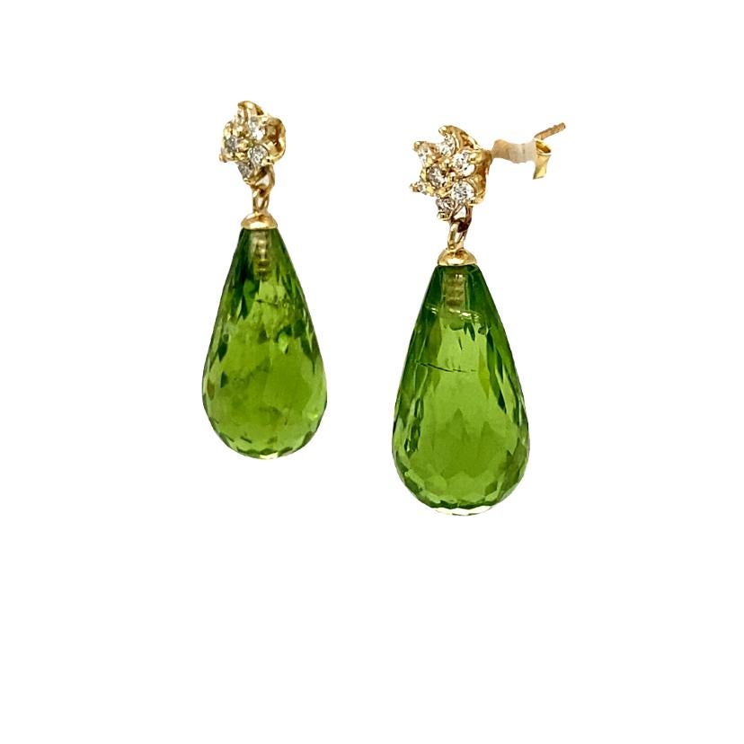 Natürlicher Peridot Diamant Gelbgold Tropfenohrringe

Angaben zum Artikel:

2 facettierte Briolette Peridot-Steine mit einem Gewicht von ca. 21,42 Karat
(Abmessungen von Peridot Facettierte Briolette 17mm x 9mm) 
14 Diamanten im Rundschliff mit