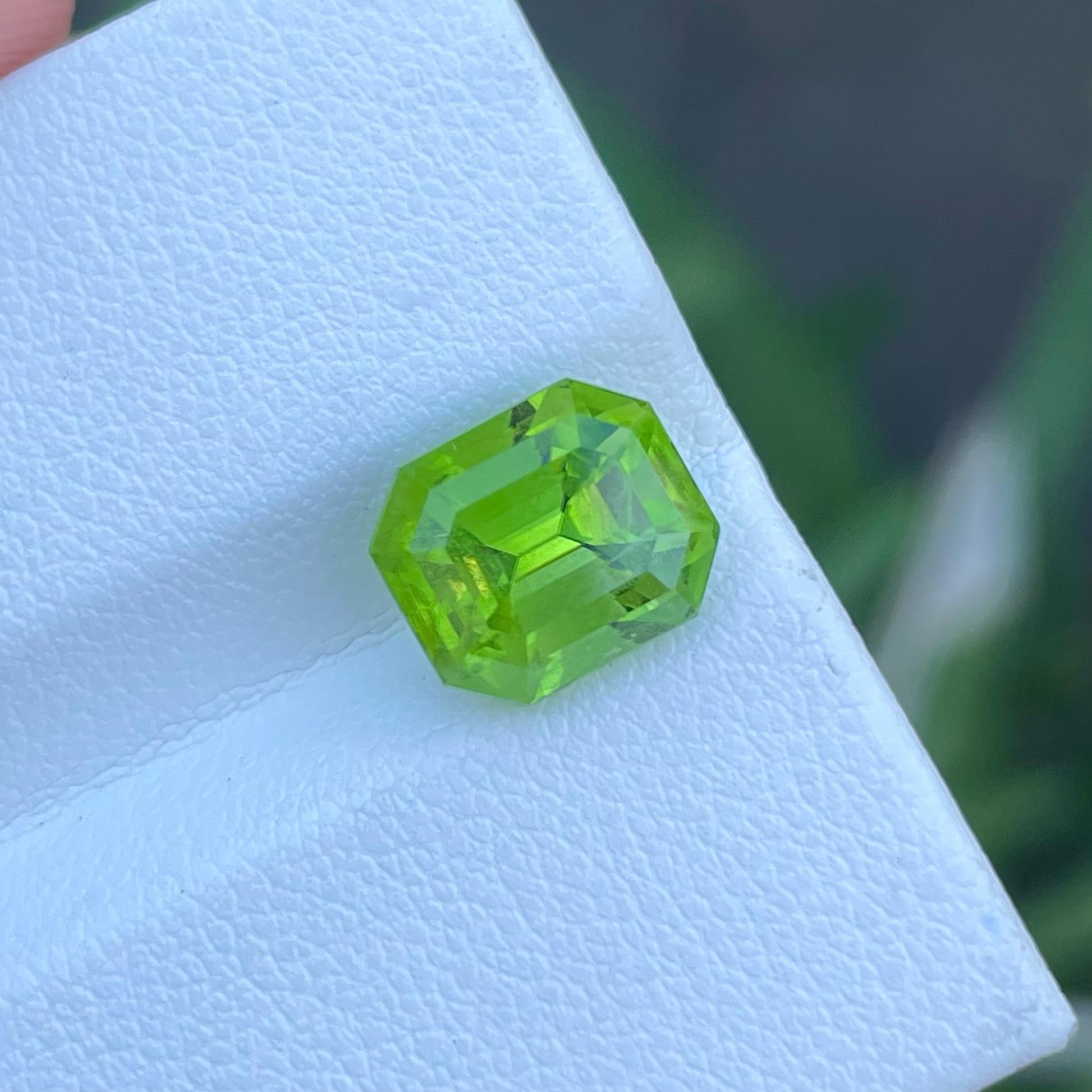 Péridot naturel du Pakistan de 5.43 carats a une coupe merveilleuse dans une forme rectangulaire, couleur verte incroyable. Une grande brillance. Cette pierre précieuse est totalement SI Clarity.
 
Informations sur le produit :
TYPE DE