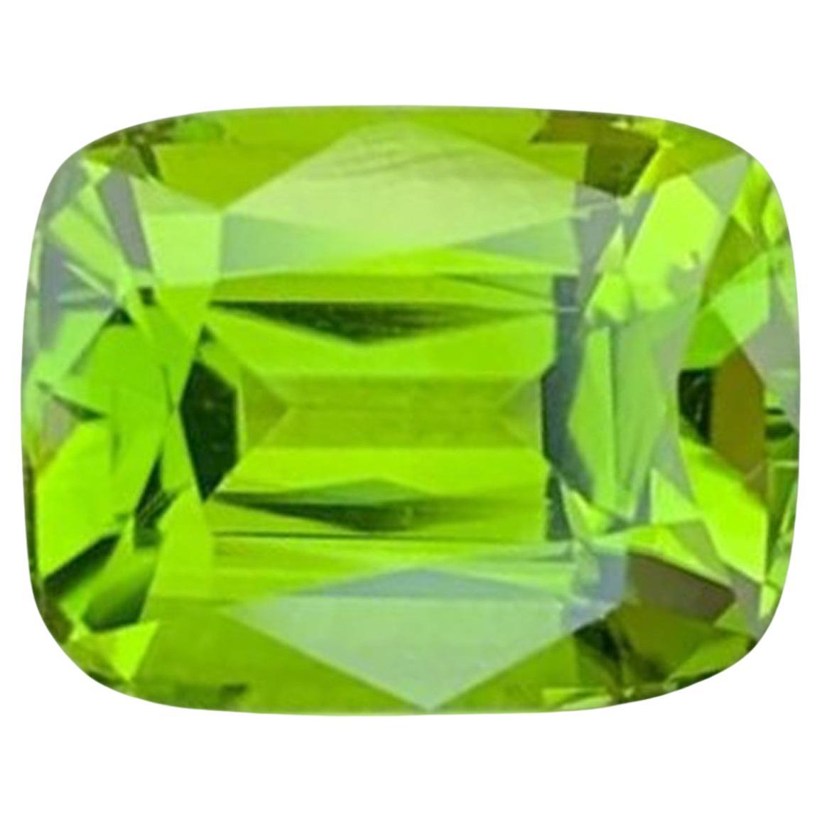 Natürlicher Peridot-Edelstein: 4.44 Karat im Kissenschliff, August-Geburtsstein im Angebot