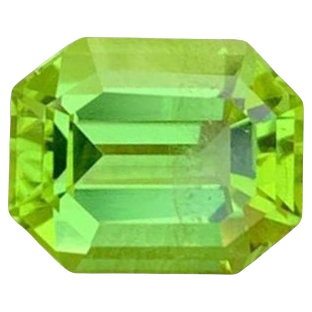 Natural Peridot Gemstones: 3.60 Carat Emerald Cut Peridot From Pakistan in vendita