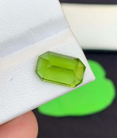 Gemme di peridoto naturali: Peridoto taglio smeraldo da 5.00 carati dal Pakistan