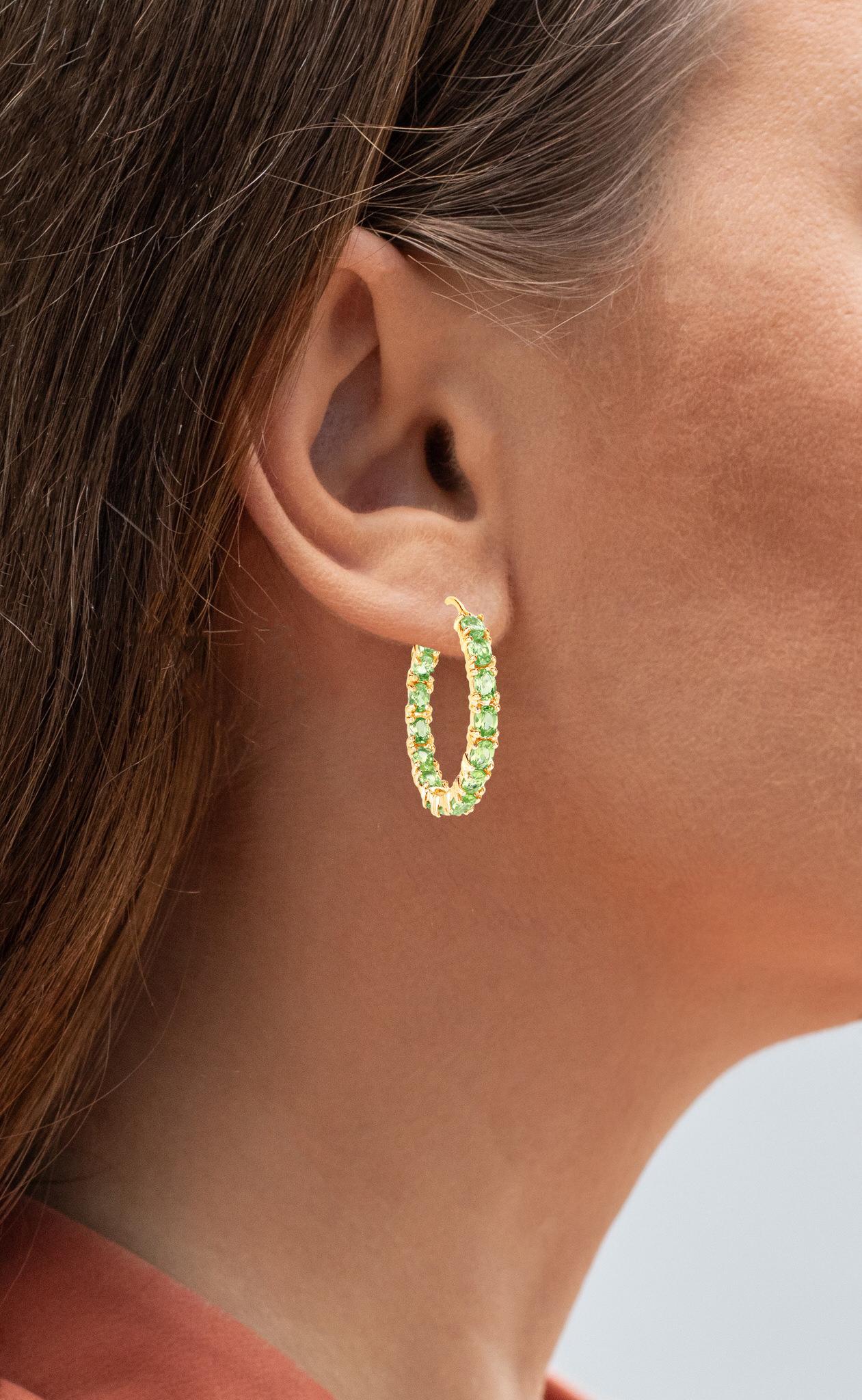 It comes with the Gemological Appraisal by GIA GG/AJP
All Gemstones are Natural
Treatment: None
30 Peridots = 5.15 Carats
Metal: 14K Yellow Gold Plated Sterling Silver
Dimensions: 30 x 3.6 mm
