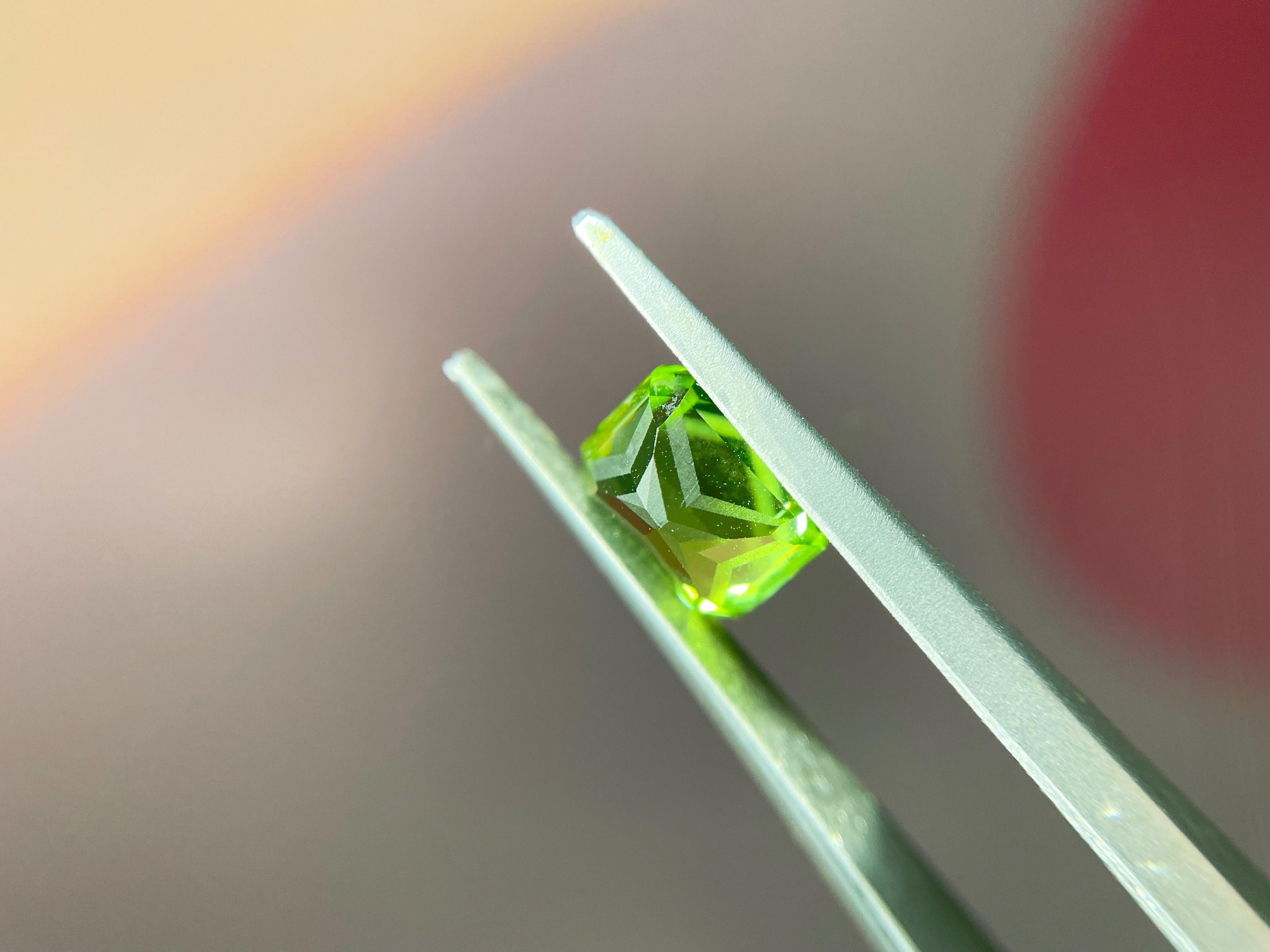 Natural Peridot Loose Stone - Special Cut Lime Green Gem from Pakistan, 2.215 Ct In New Condition For Sale In Kowloon, HK