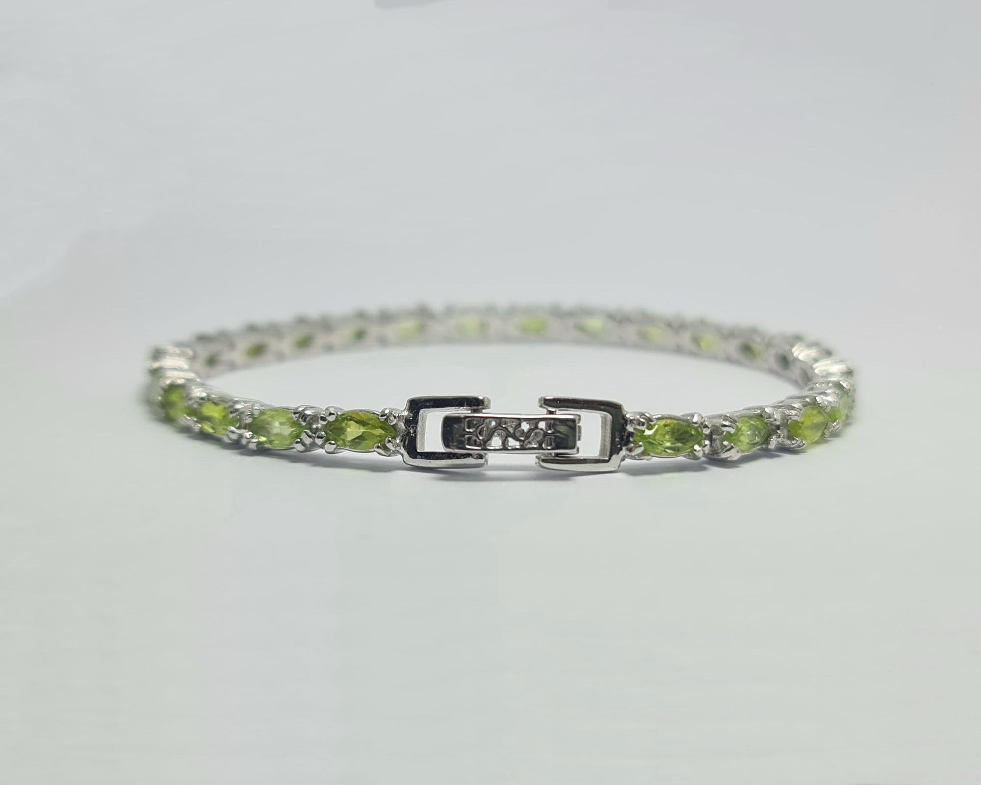 Moderne Bracelet tennis en argent sterling plaqué rhodium avec péridot naturel taille marquise de 925 carats en vente