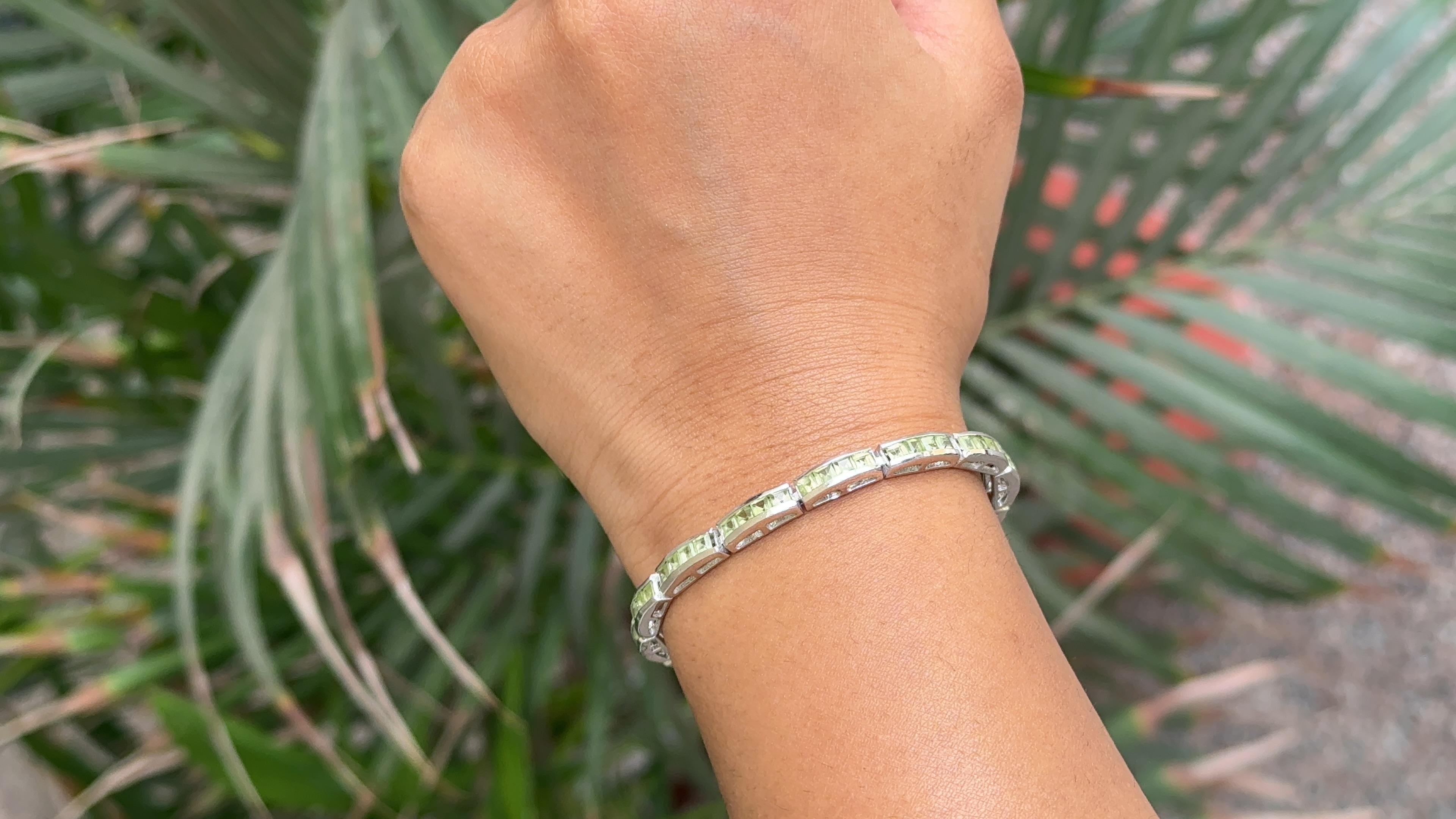 Le bracelet de tennis élégant en argent sterling avec péridot naturel taillé en carré met en valeur un péridot naturel étincelant à l'infini, pesant 5,96 carats. Il mesure 7.25 pouces de long.
Le péridot stimule la concentration et réduit le stress.