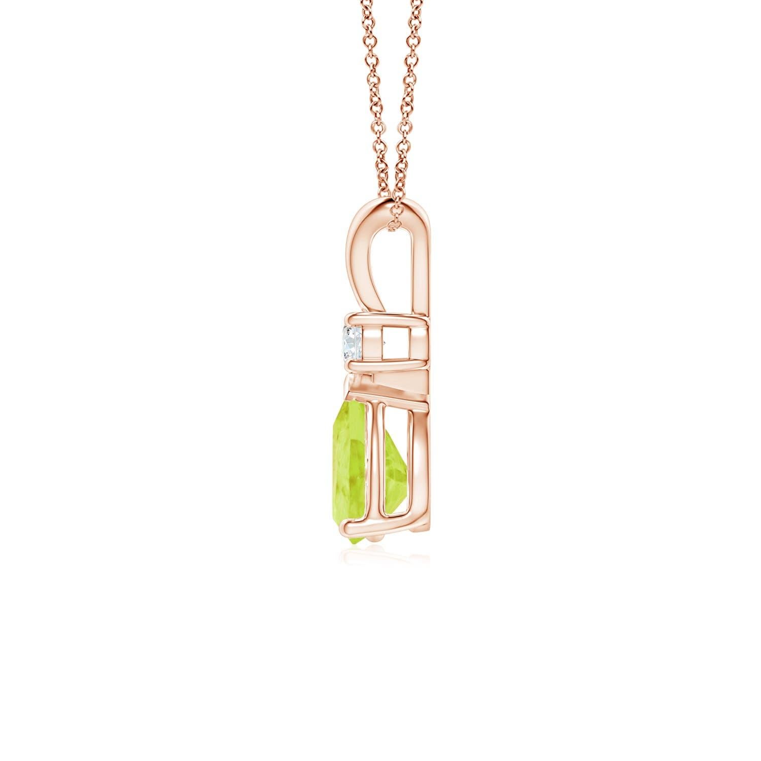 Dieser klassische Solitär-Anhänger zeigt einen birnenförmigen Peridot, der in einer Zackenfassung befestigt ist. Ein funkelnder runder Diamant sitzt auf dem erdgrünen Edelstein und verleiht dem Design einen besonderen Reiz. Dieser Peridot-Anhänger