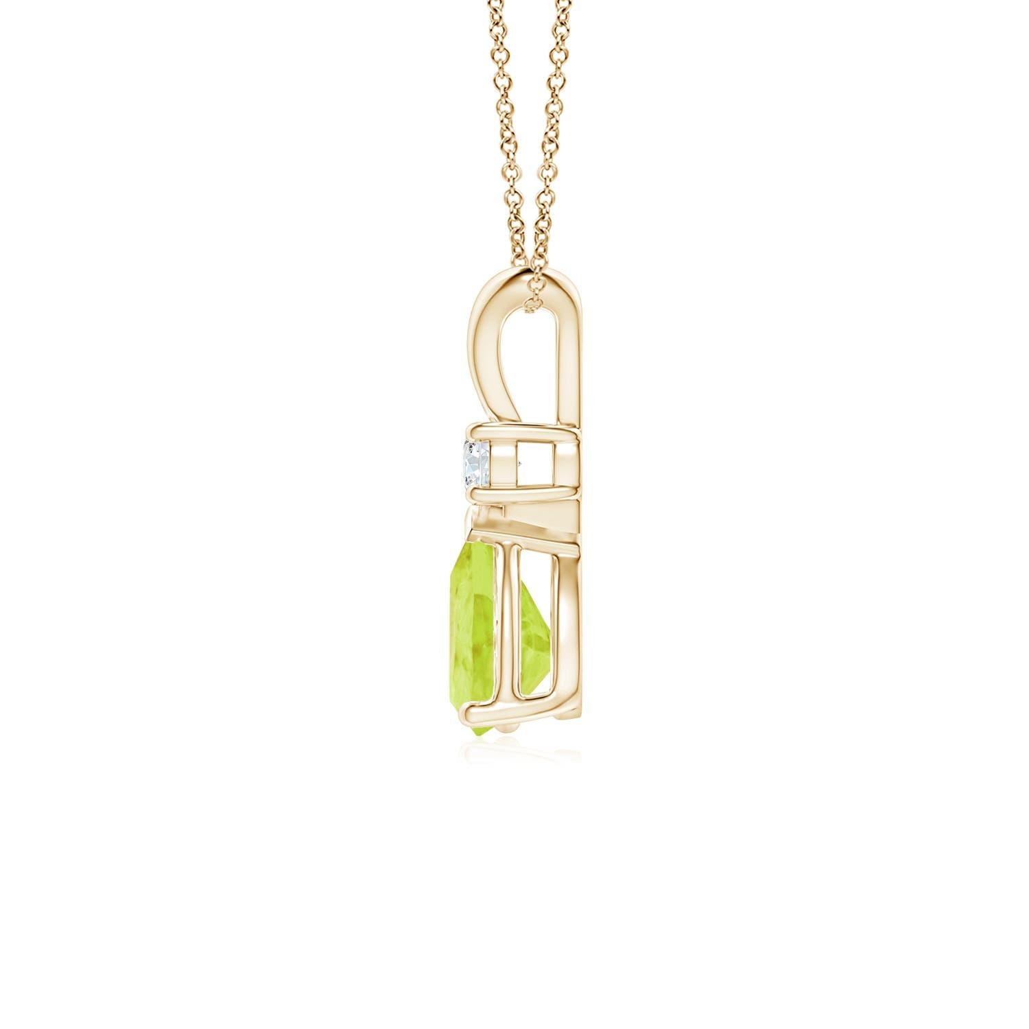 Ce pendentif solitaire classique est orné d'un péridot en forme de poire, serti dans une monture à griffes. Un diamant rond étincelant est posé sur la pierre précieuse vert terre, ce qui ajoute à l'attrait du modèle. Ce pendentif en péridot en or