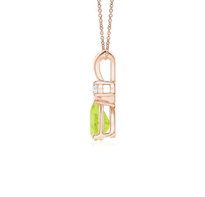 Dieser klassische Solitär-Anhänger zeigt einen birnenförmigen Peridot, der in einer Zackenfassung befestigt ist. Ein funkelnder runder Diamant sitzt auf dem erdgrünen Edelstein und verleiht dem Design einen besonderen Reiz. Dieser Peridot-Anhänger