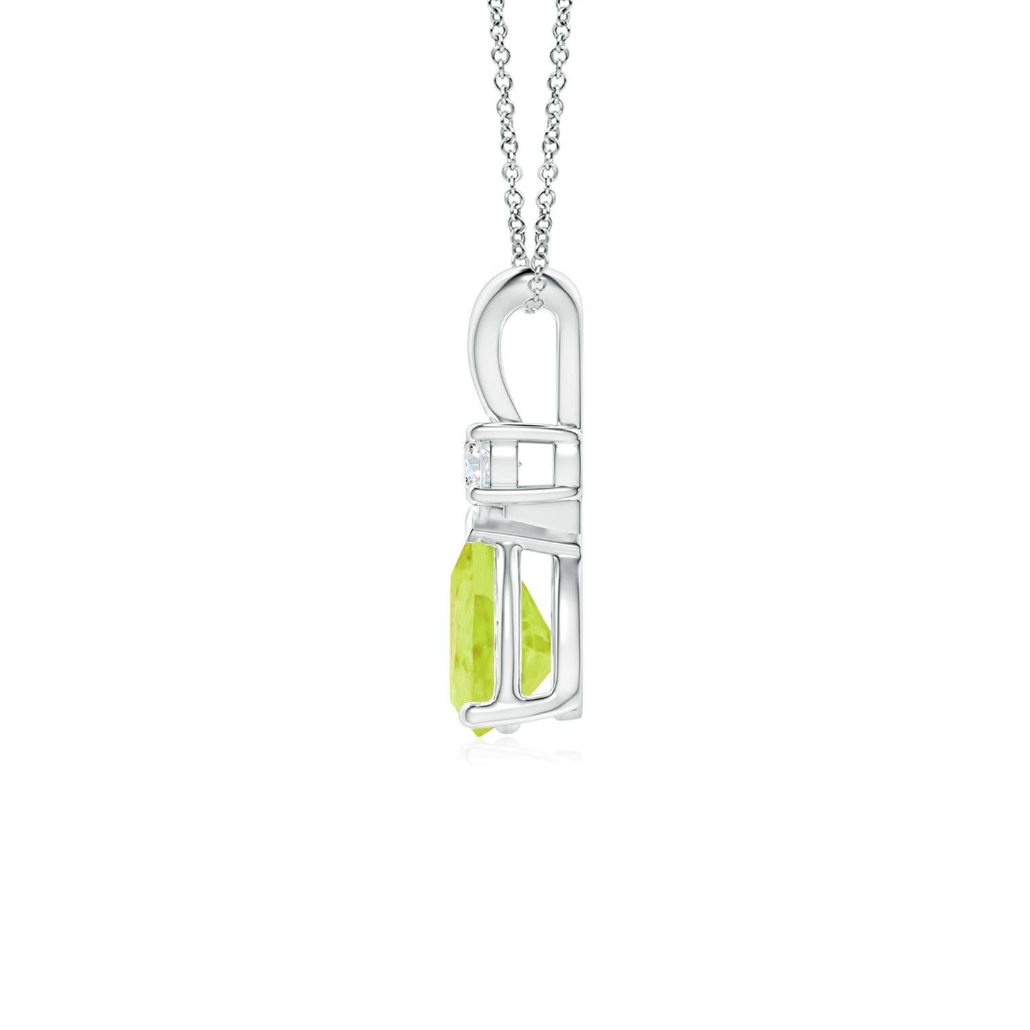 Ce pendentif solitaire classique est orné d'un péridot en forme de poire, serti dans une monture à griffes. Un diamant rond étincelant est posé sur la pierre précieuse vert terre, ce qui ajoute à l'attrait du modèle. Ce pendentif en péridot en