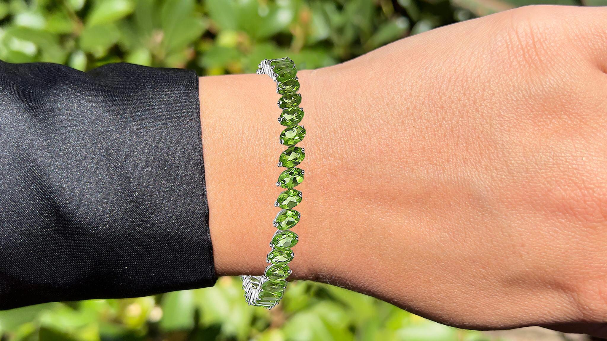 It comes with the Gemological Appraisal by GIA GG/AJP
All Gemstones are Natural
Treatment: None
43 Peridots = 19.40 Carats
Cut: Oval
Metal: 18K White Gold Plated Sterling Silver
Length: 7.5 Inches