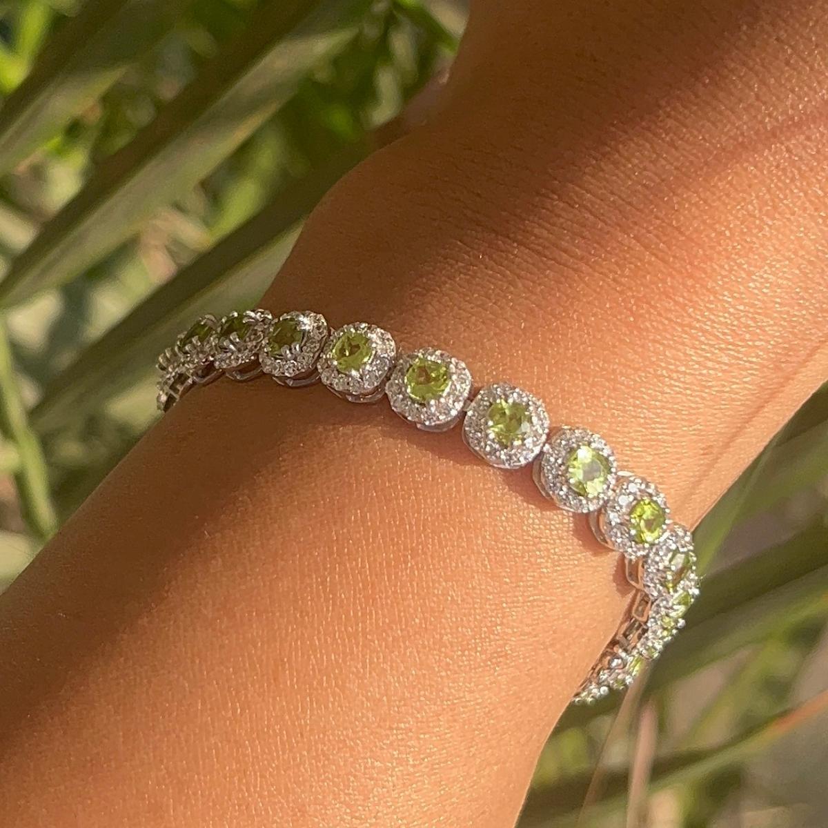 Peridot CZ Halo Tennis Bracelet pour femmes Pierre précieuse verte en argent pour maman en vente 4