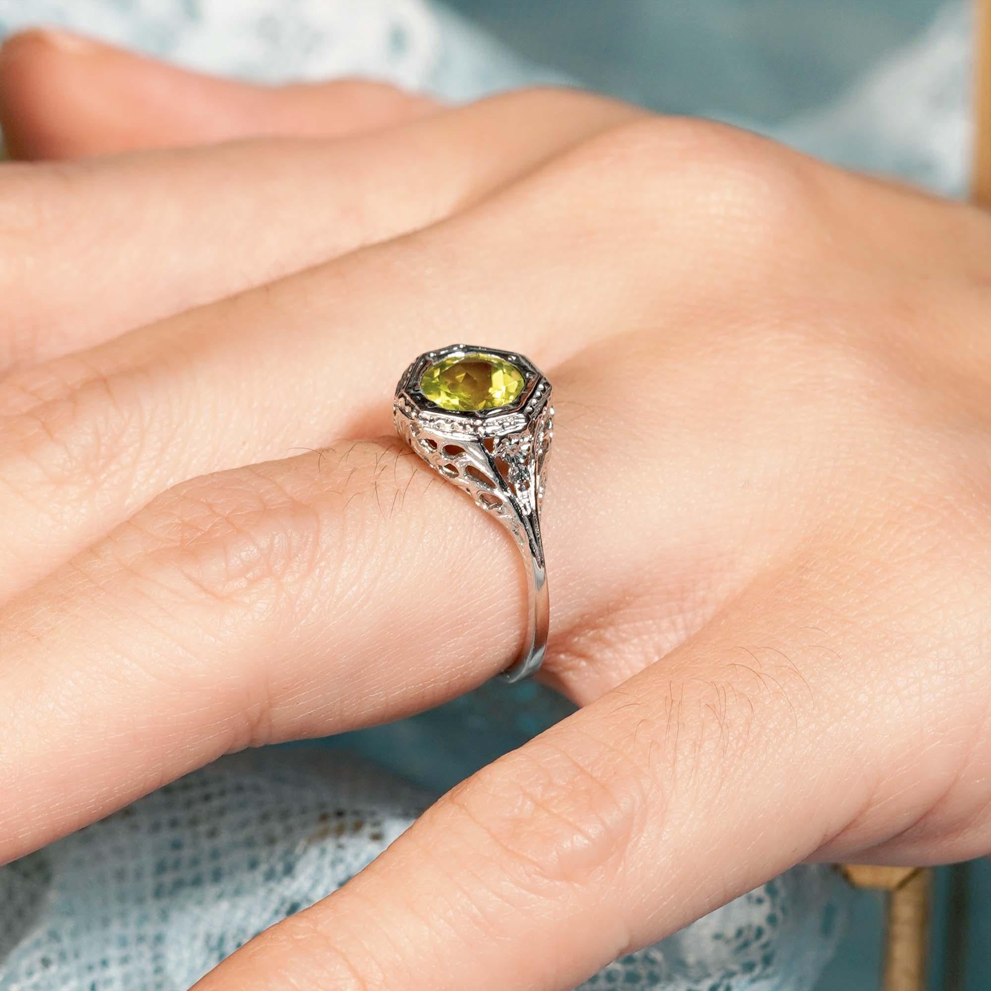 Filigraner natürlicher Peridot im Vintage-Stil aus massivem 9K Weißgold im Angebot 4